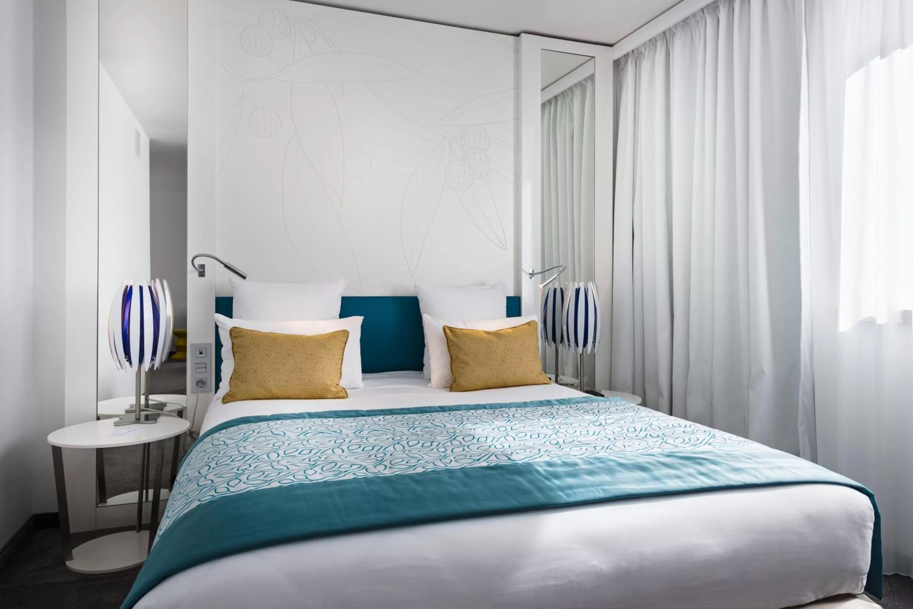 Bedroom, Bed in Golden Tulip Marseille Euromed