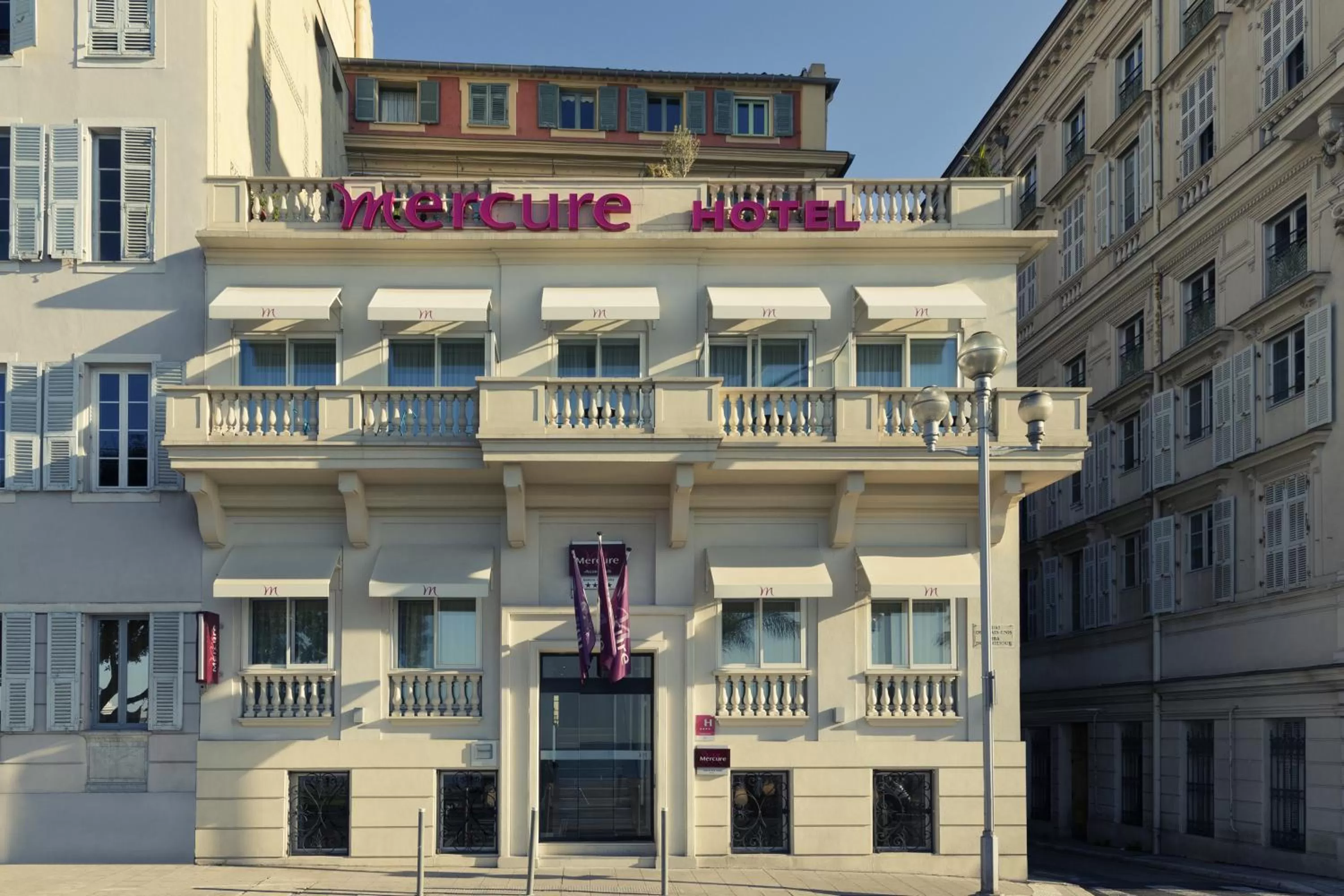 Property building in Mercure Nice Marché Aux Fleurs