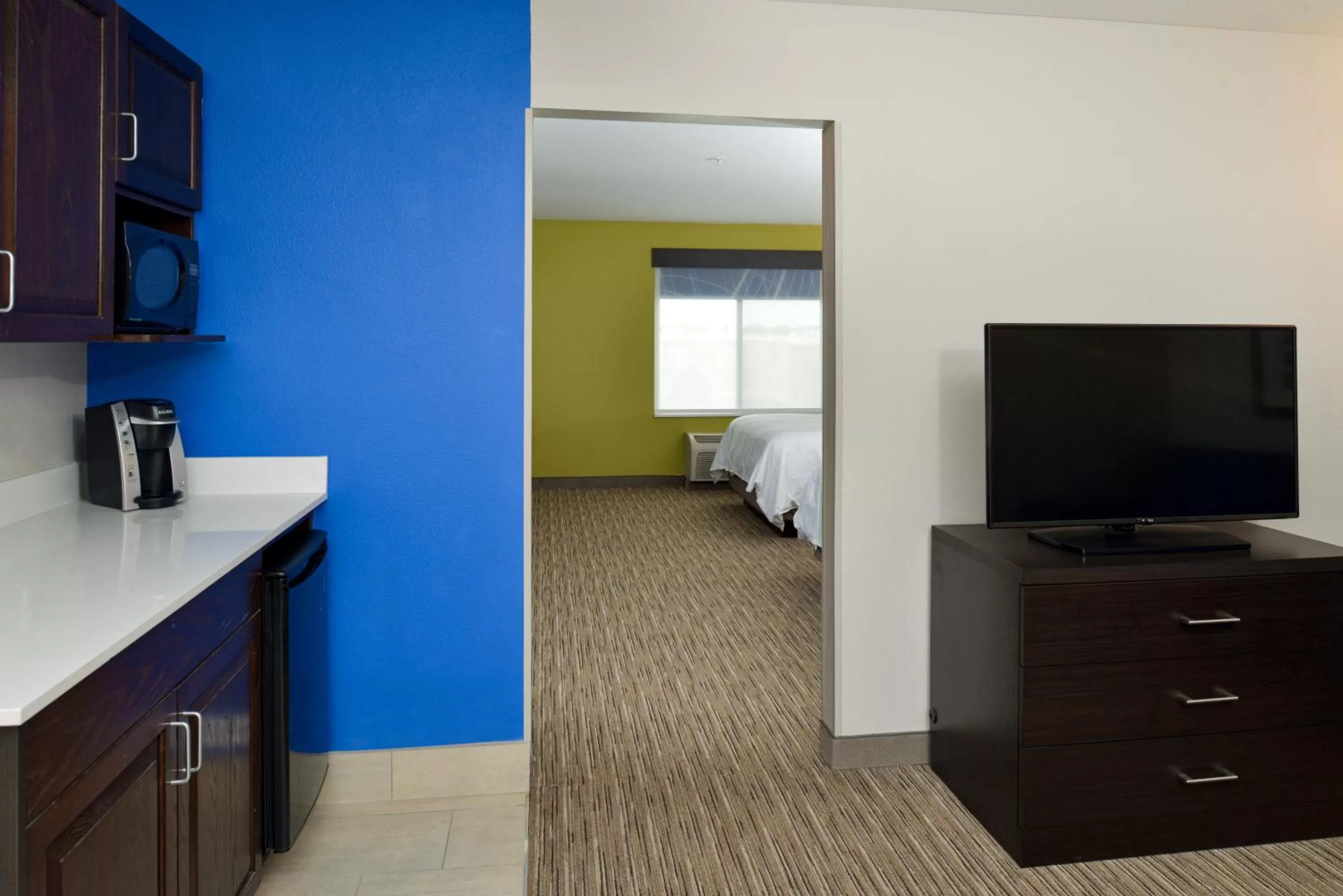 Bedroom, Bed in Holiday Inn Express & Suites Pueblo by IHG