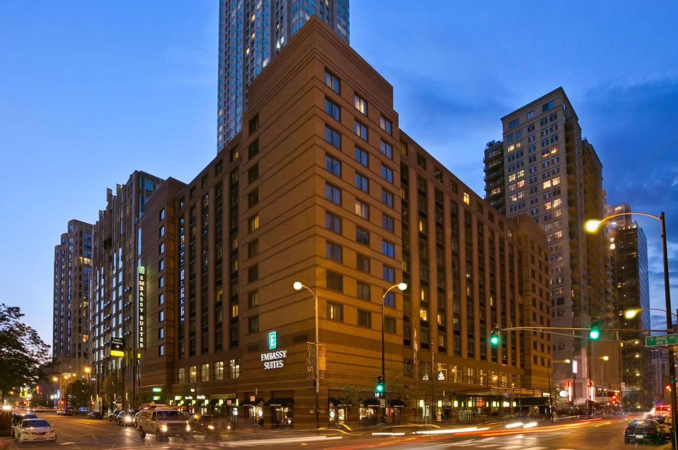 Property building in Embassy Suites Chicago - Downtown River North