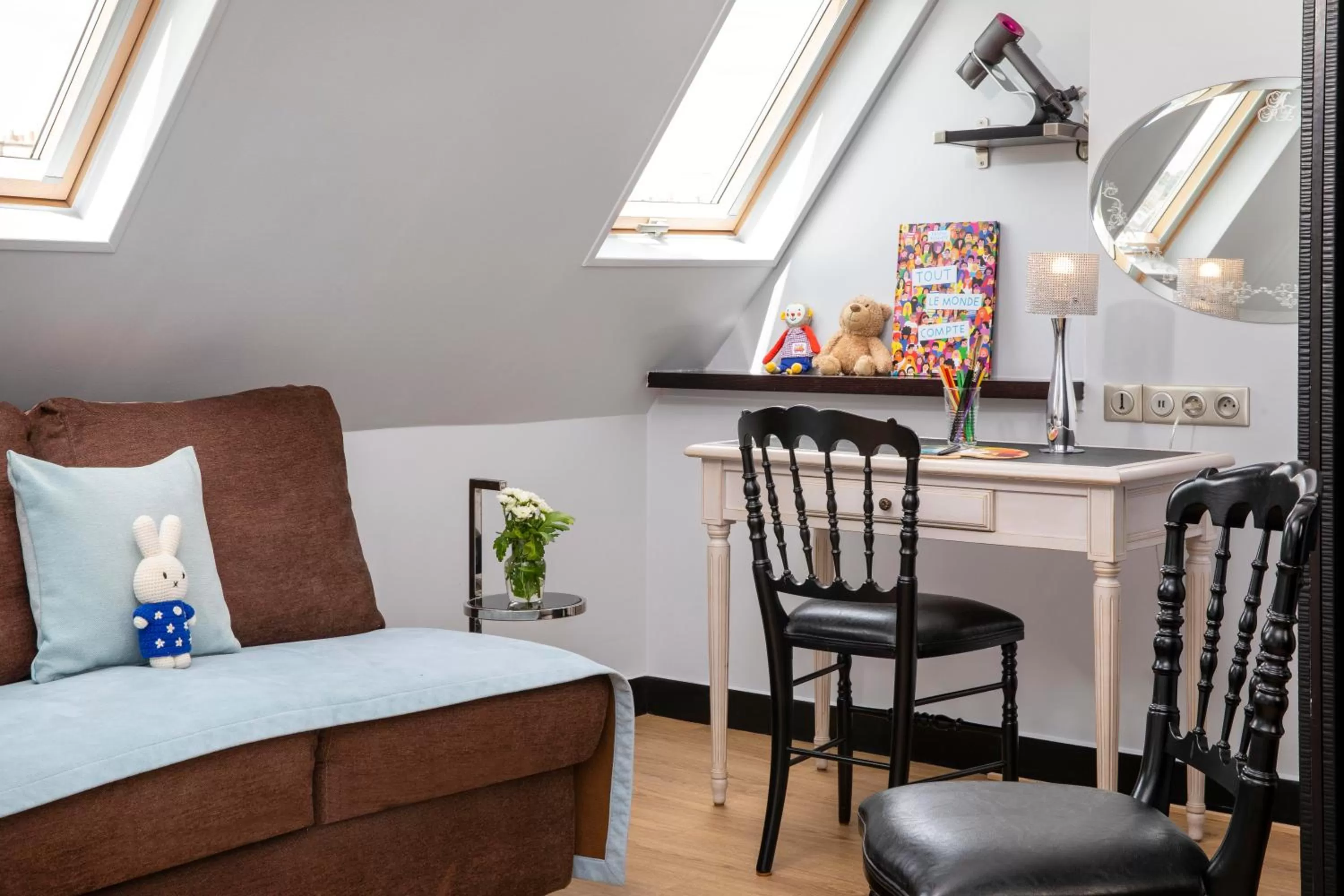 Seating area, Bed in Hotel Plaza Elysées