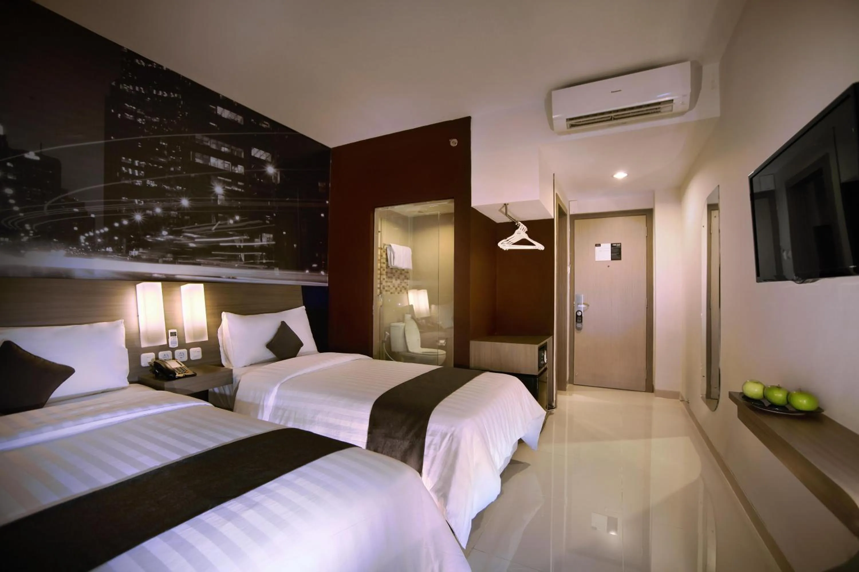 Photo of the whole room, Bed in Hotel Neo Candi Simpang Lima - Semarang by ASTON
