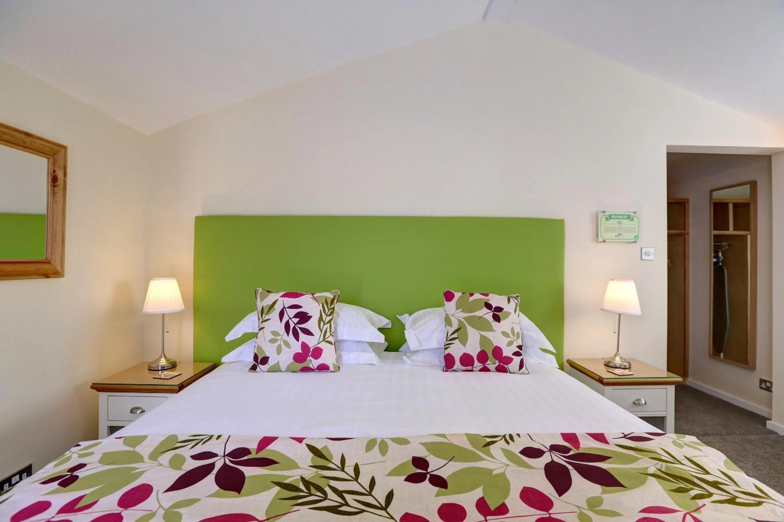 Photo of the whole room, Bed in Manor Court Hotel