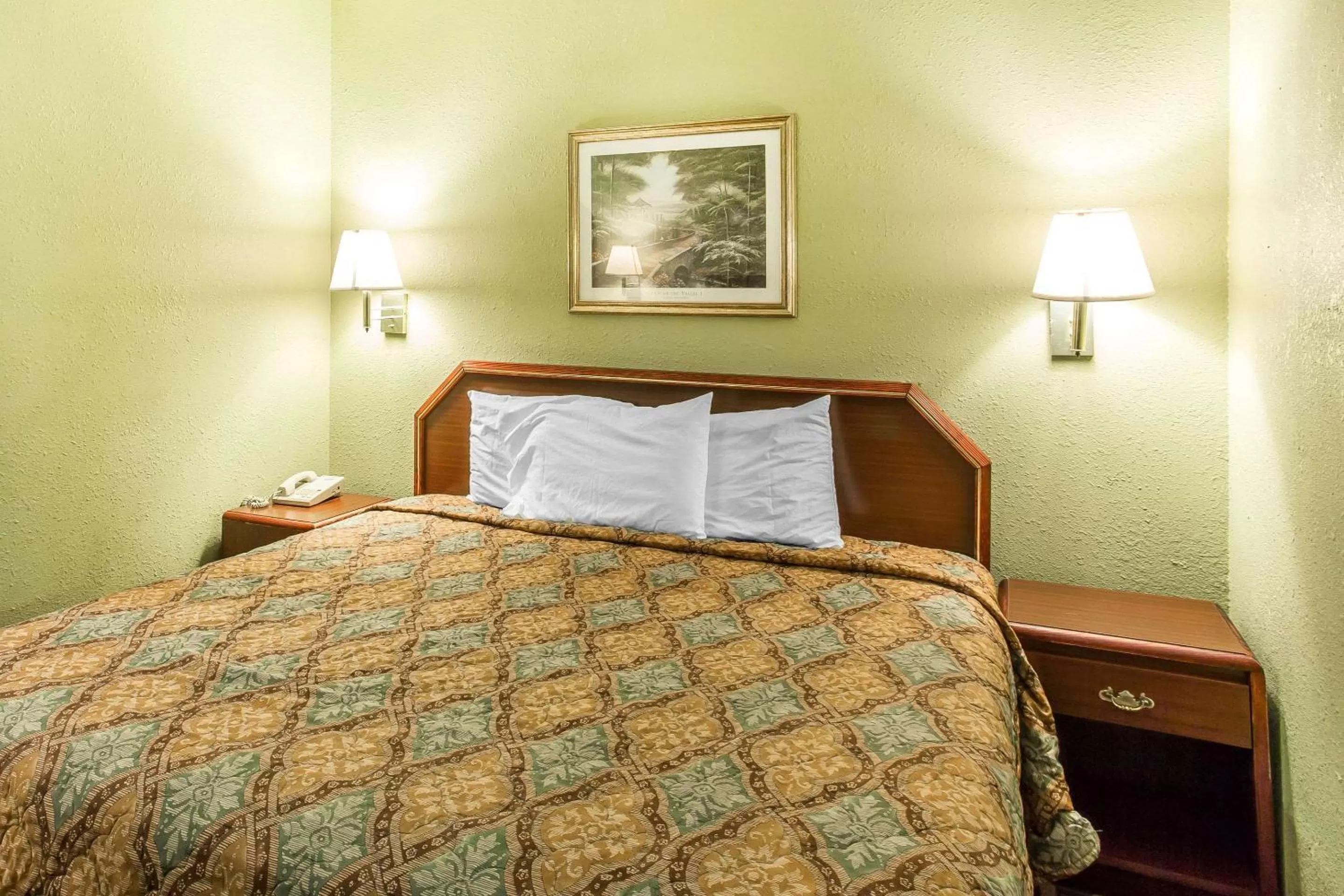 Photo of the whole room, Bed in Rodeway Inn & Suites Smyrna - Nashville Area