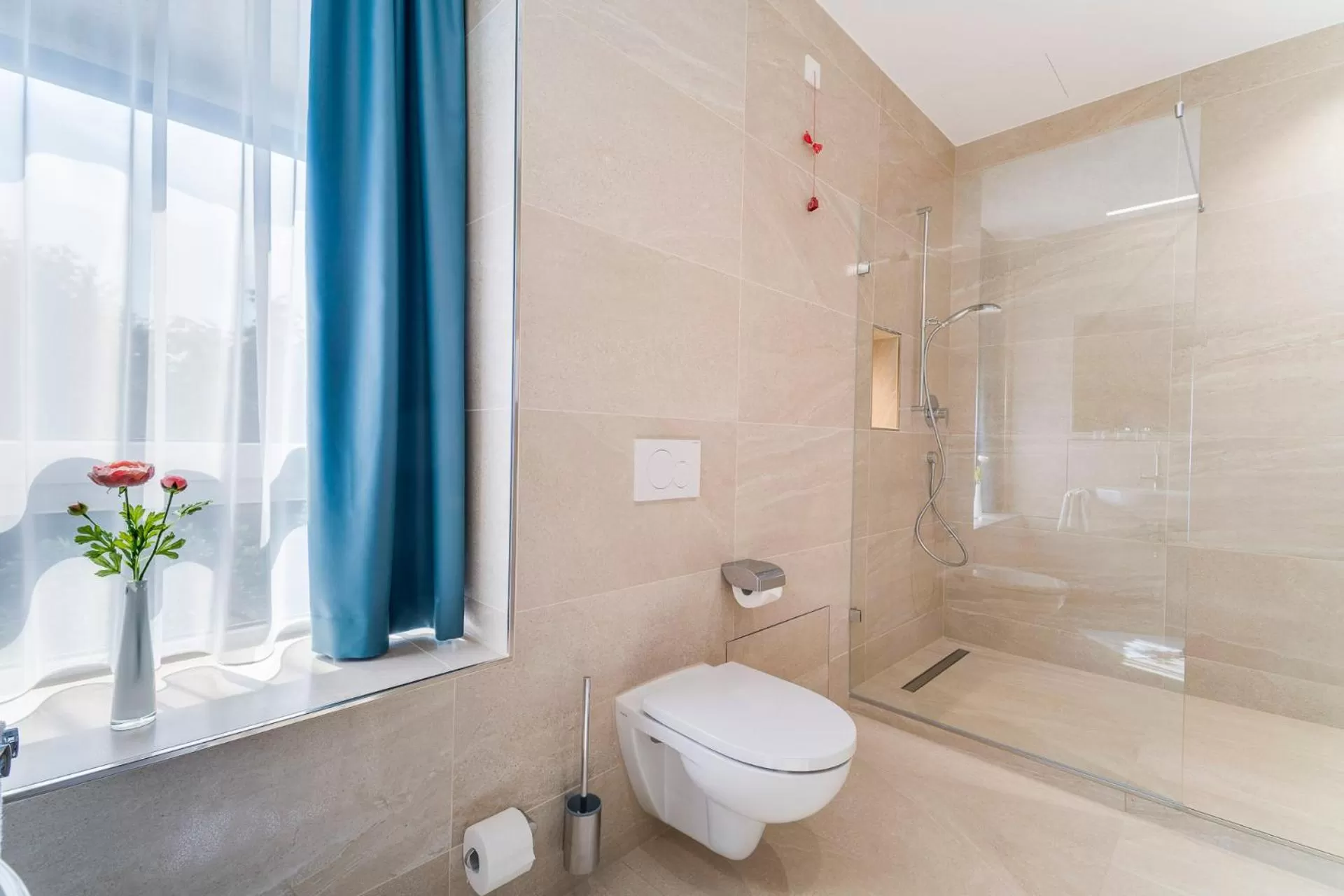 Shower in Hotel-Etage Apfelrot