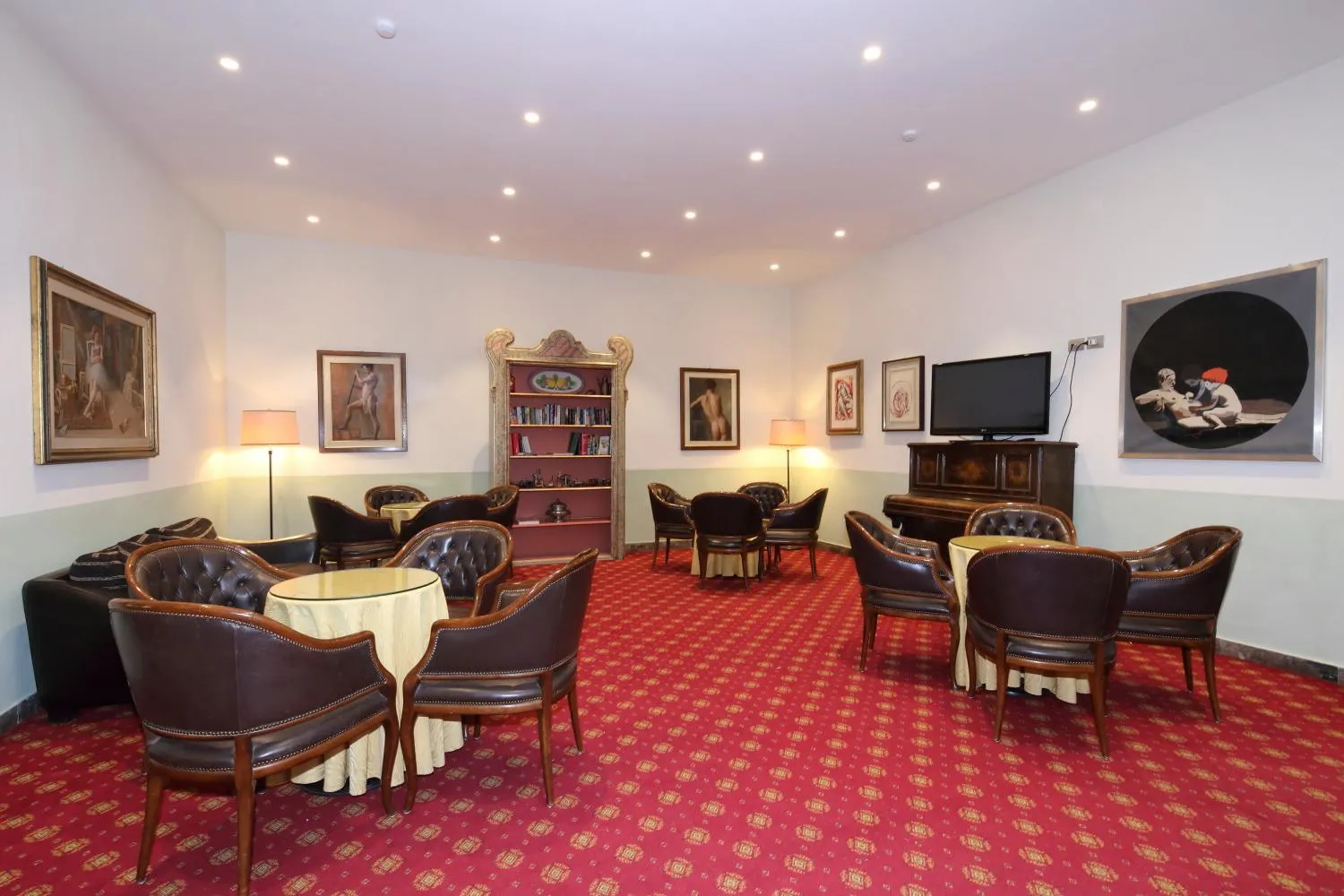 Communal lounge/ TV room in Hotel Moderno