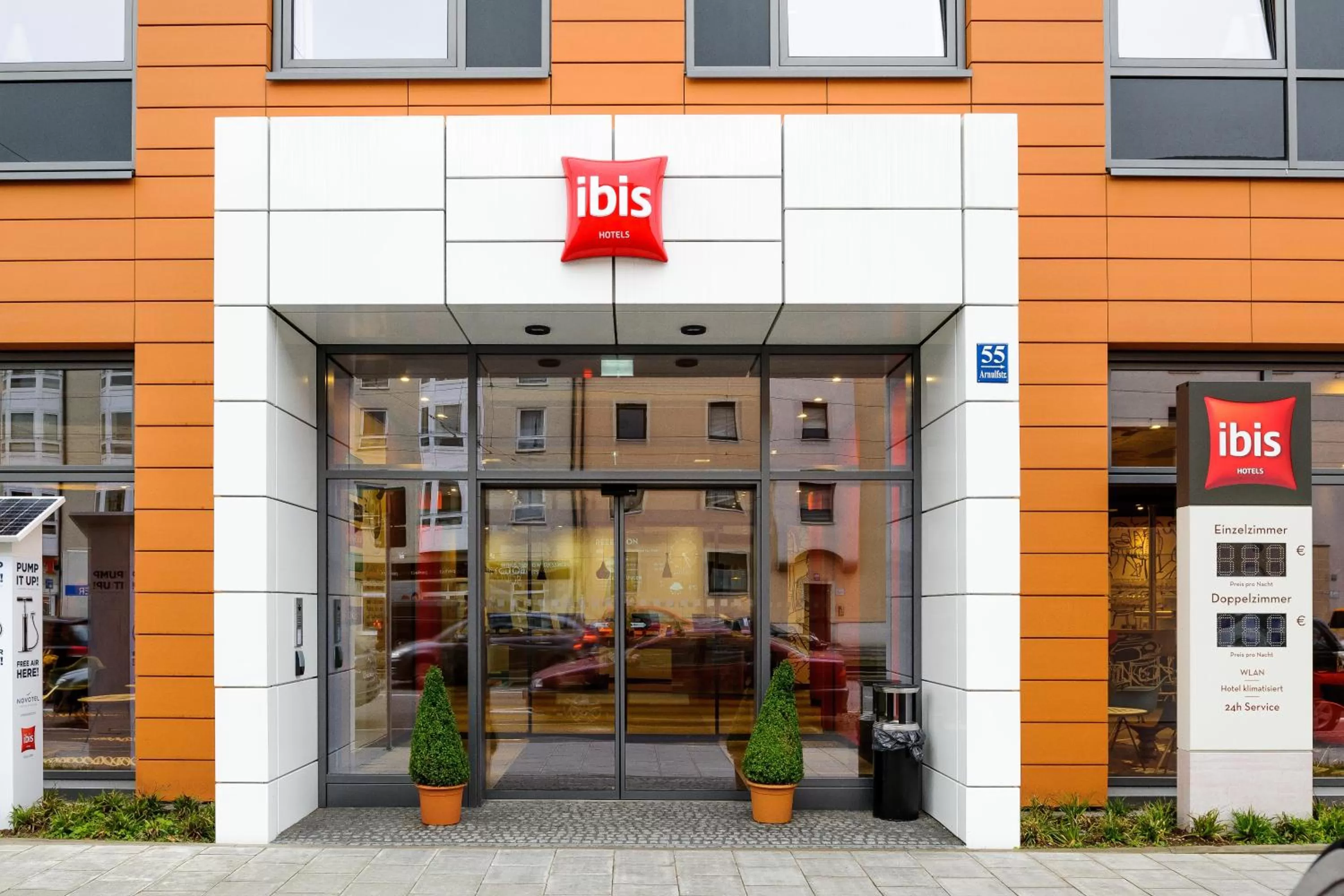 Facade/entrance in Ibis München City Arnulfpark