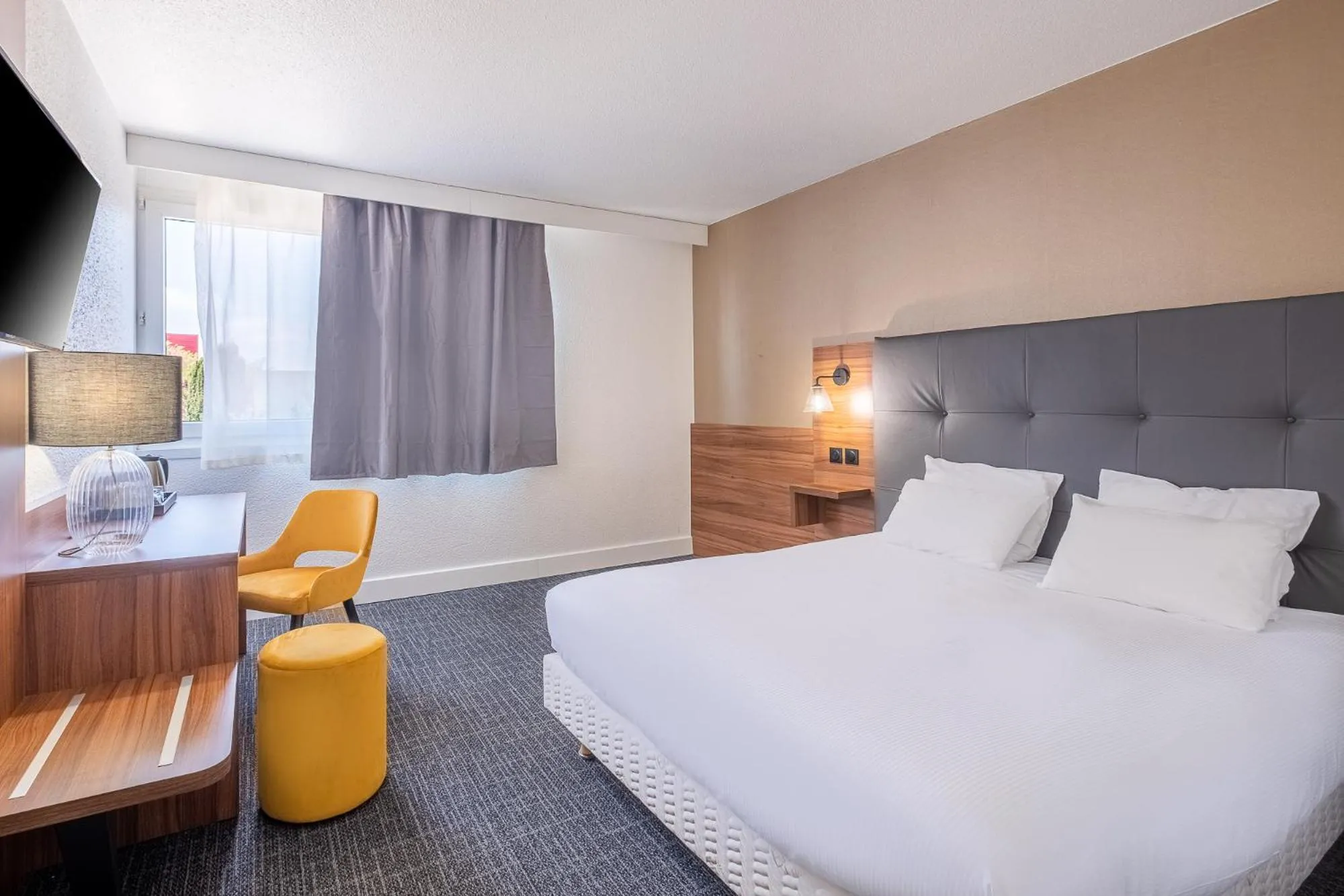 Photo of the whole room, Bed in Hôtel Akena Poitiers Nord Futuroscope