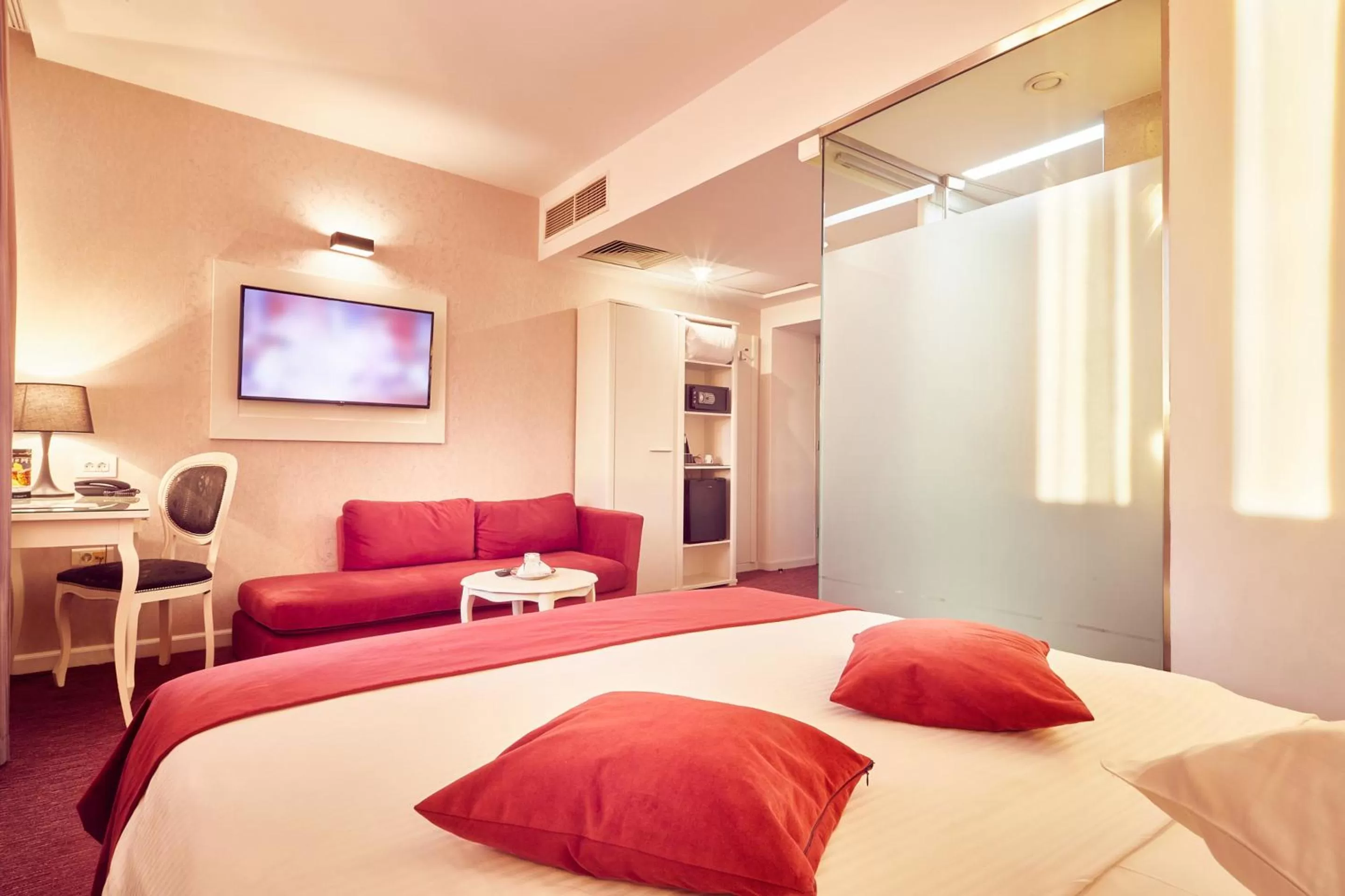 Photo of the whole room, Bed in Continental Forum Sibiu