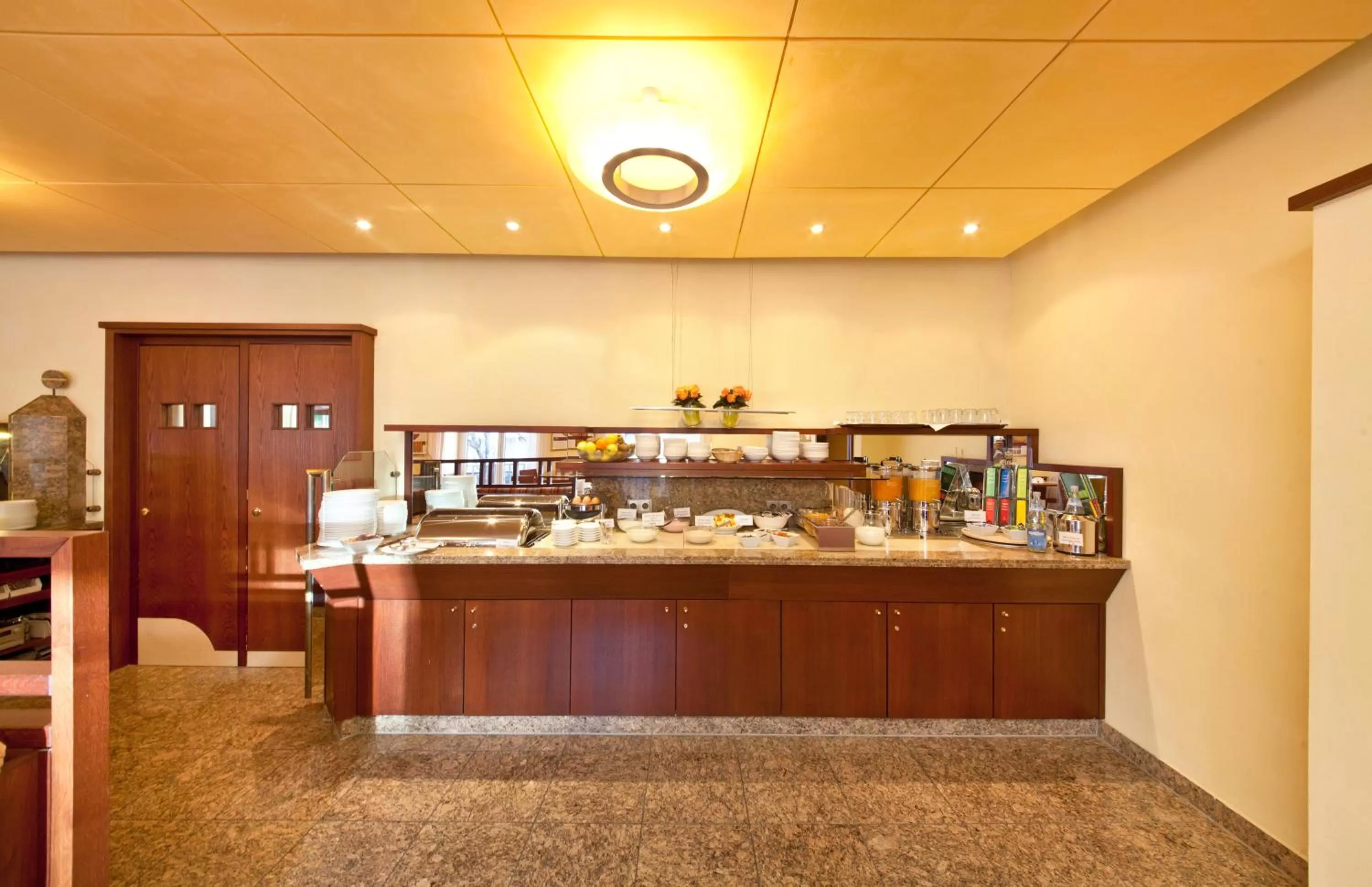 Restaurant/places to eat in Hotel Boulevard