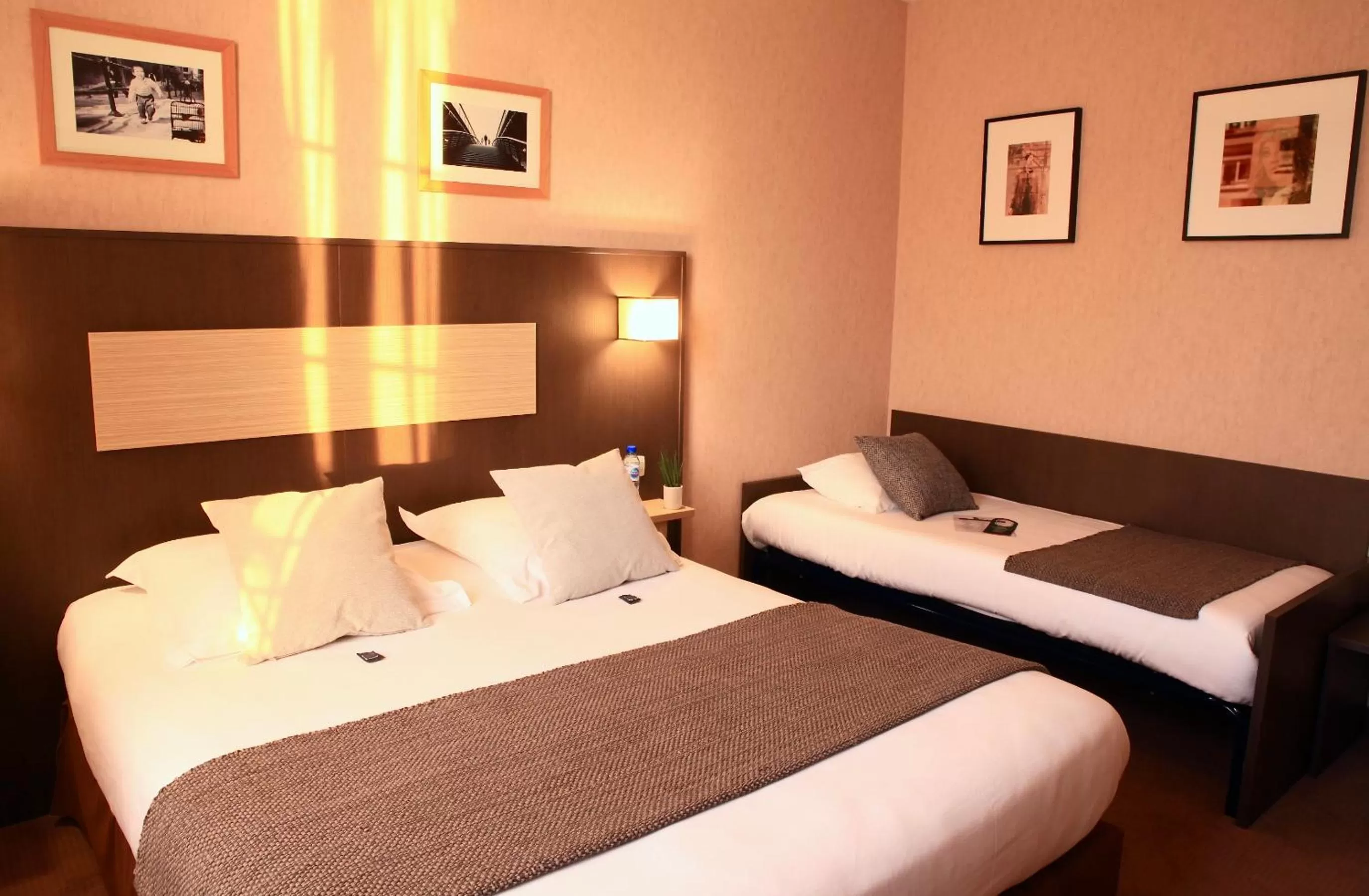 Bed in Logis Hôtels- Hôtel Marguerite d'Anjou Angers château