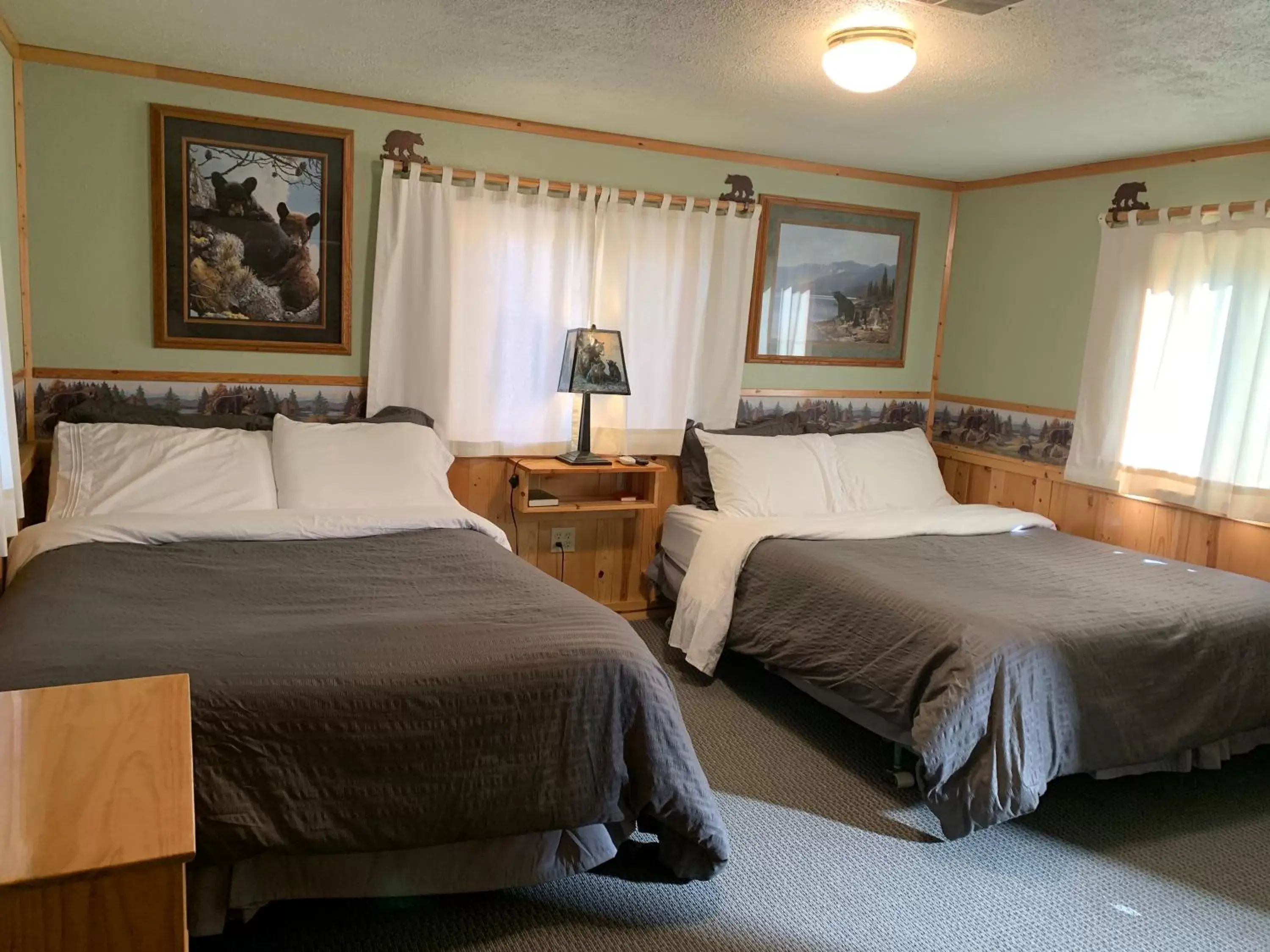 Quadruple Room in Glacier Haven Inn Quadruple Room in Glacier Haven Inn