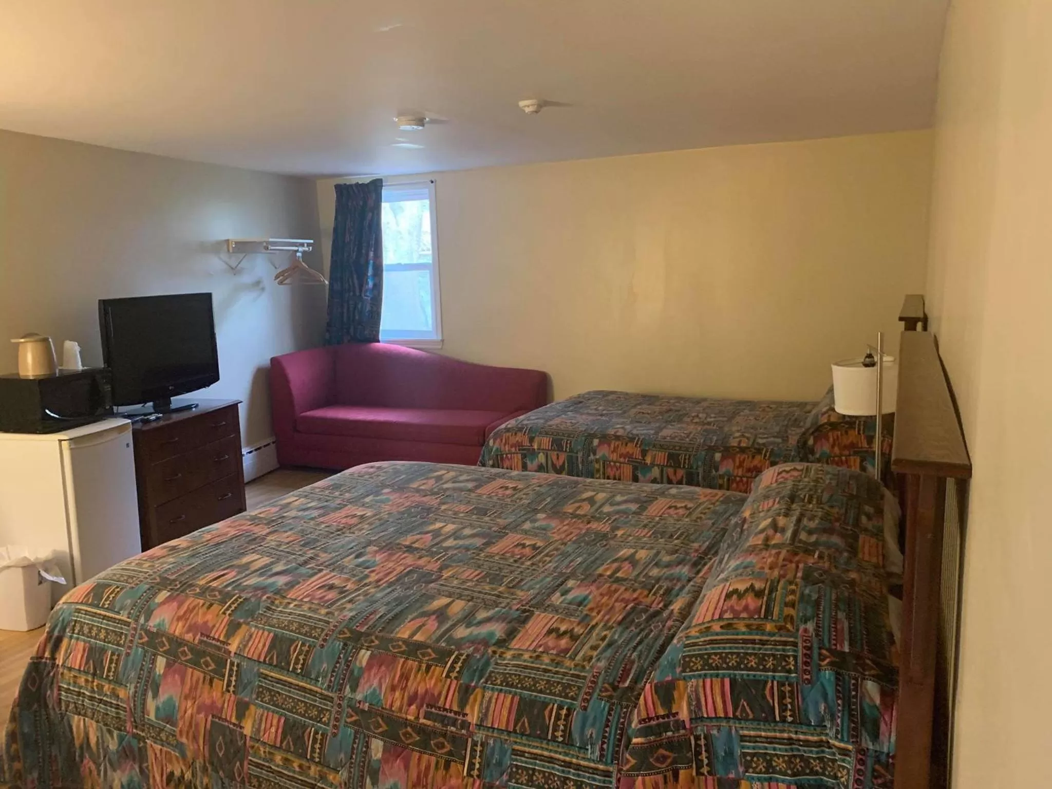 Bed in Stonehouse Motel and Restaurant