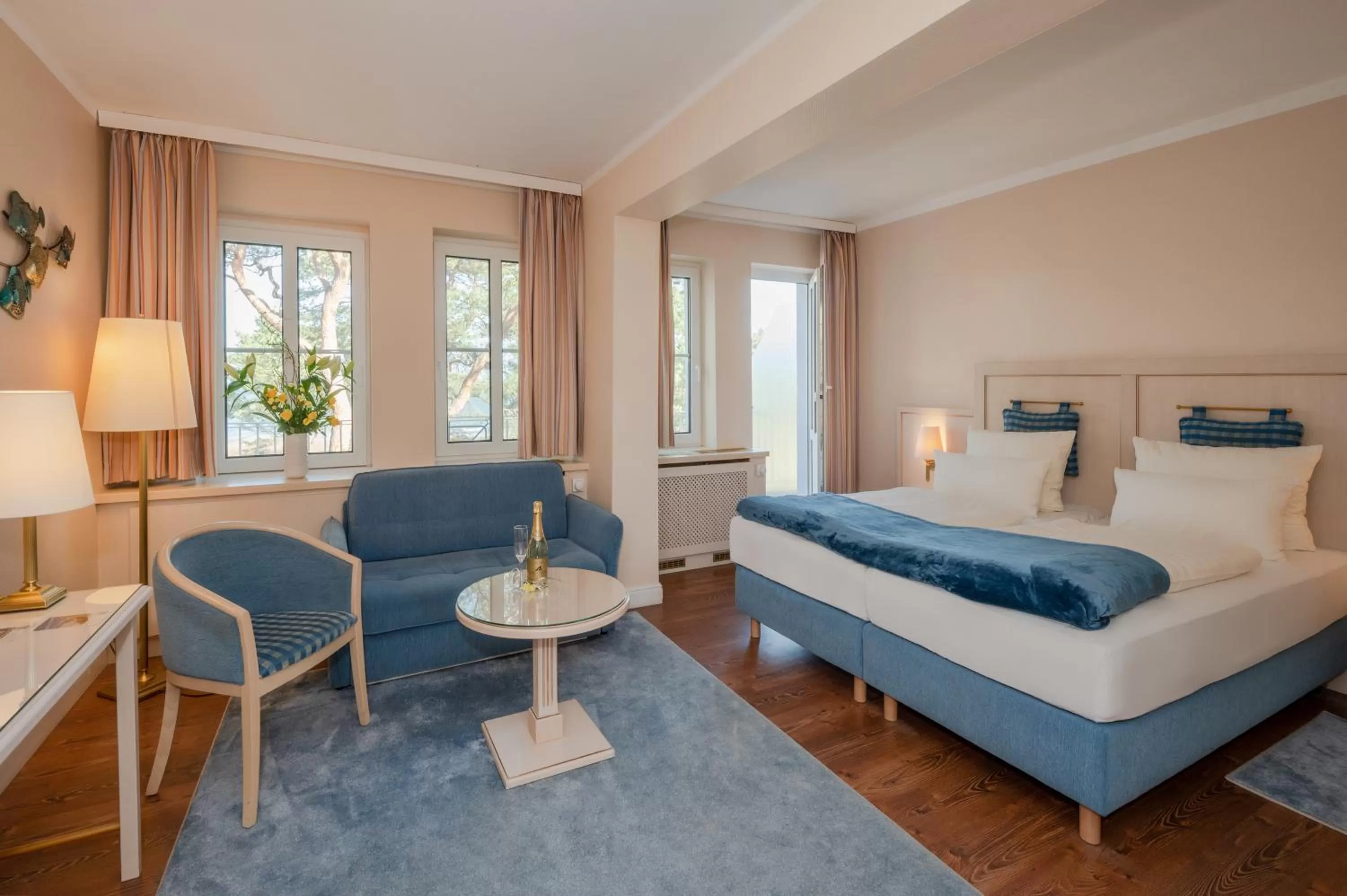 Living room, Bed in Vineta Strandhotels