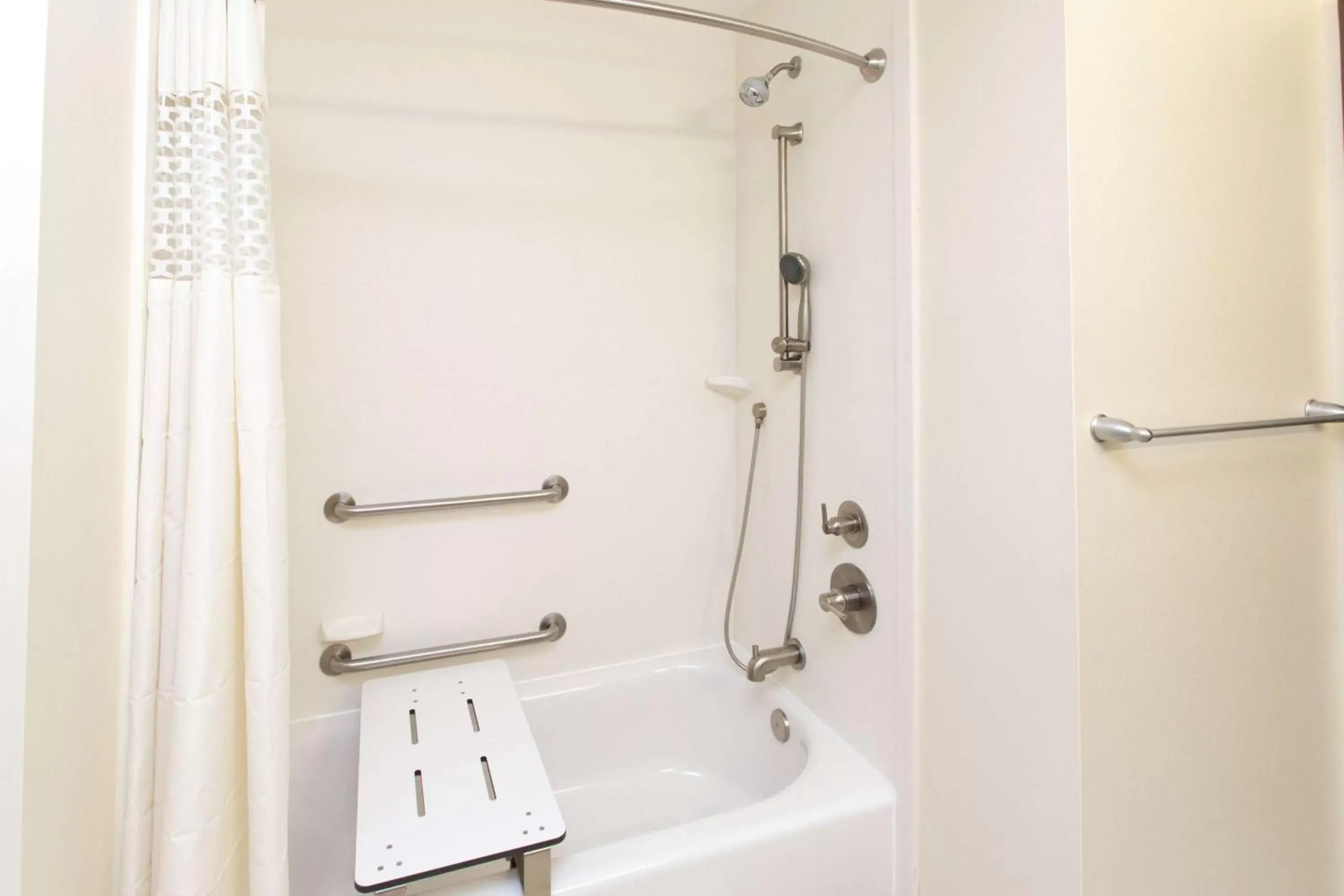 Queen Room with Two Queen Beds - Hearing Accessible with Bathtub in Hampton Inn and Suites Missouri City Queen Room with Two Queen Beds - Hearing Accessible with Bathtub in Hampton Inn and Suites Missouri City