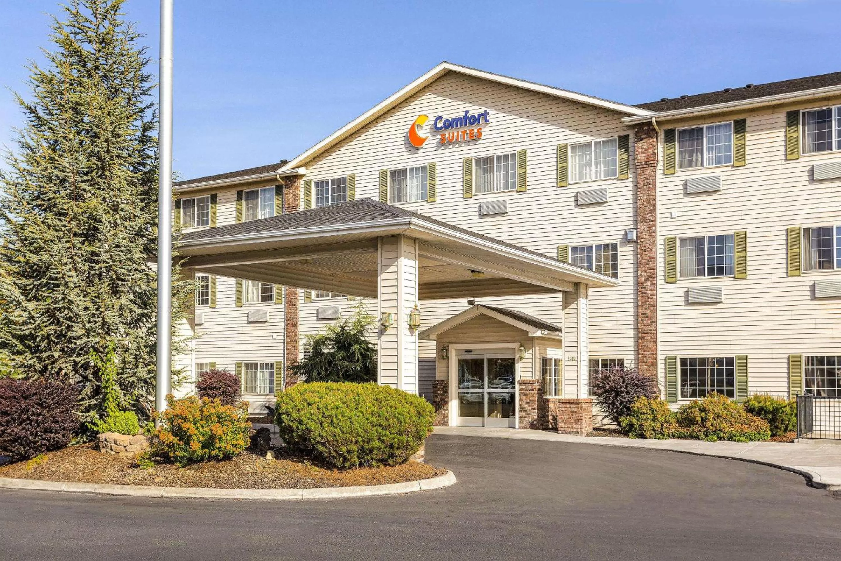 Property building in Comfort Suites Yakima