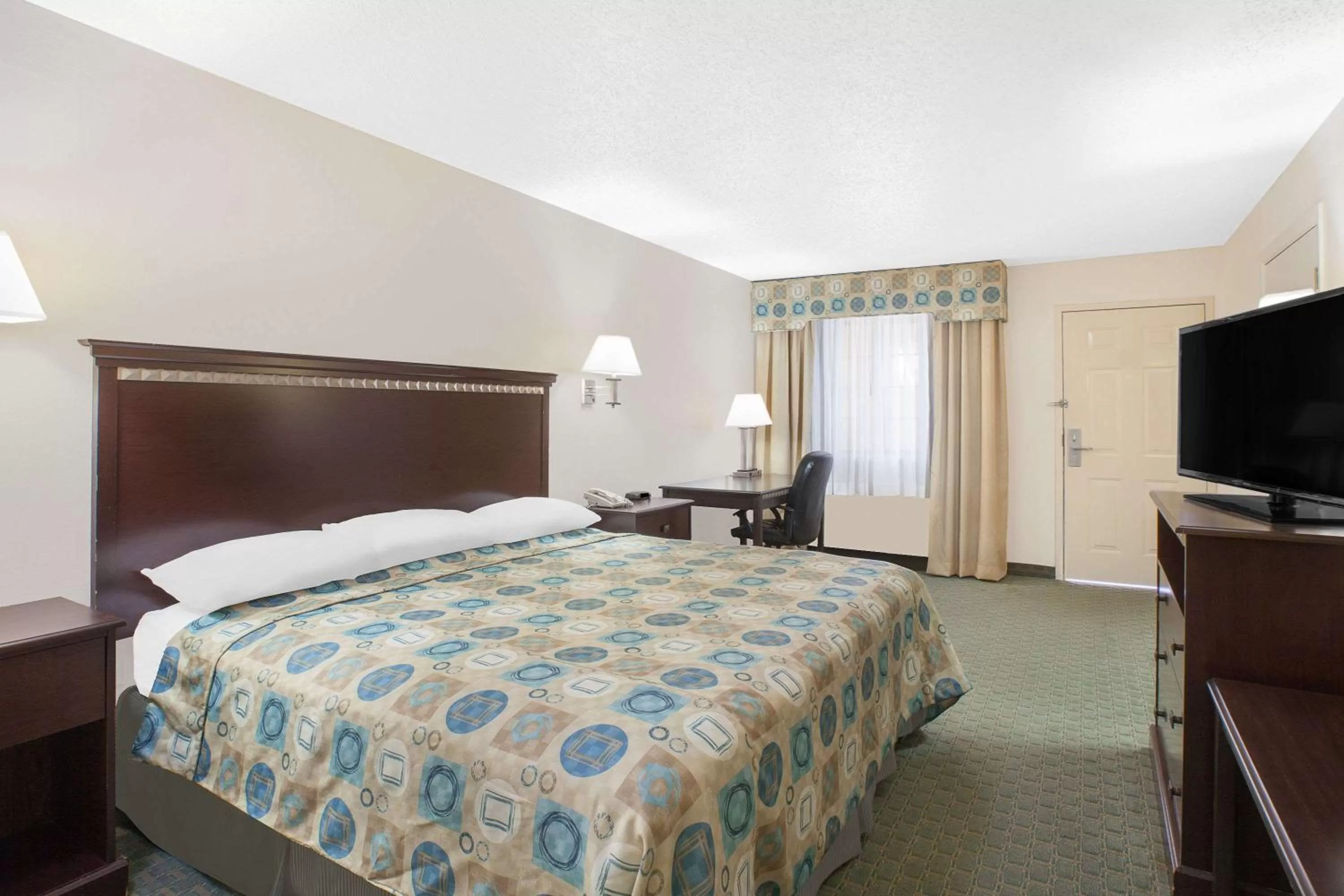 Photo of the whole room, Bed in Super 8 by Wyndham Corpus Christi