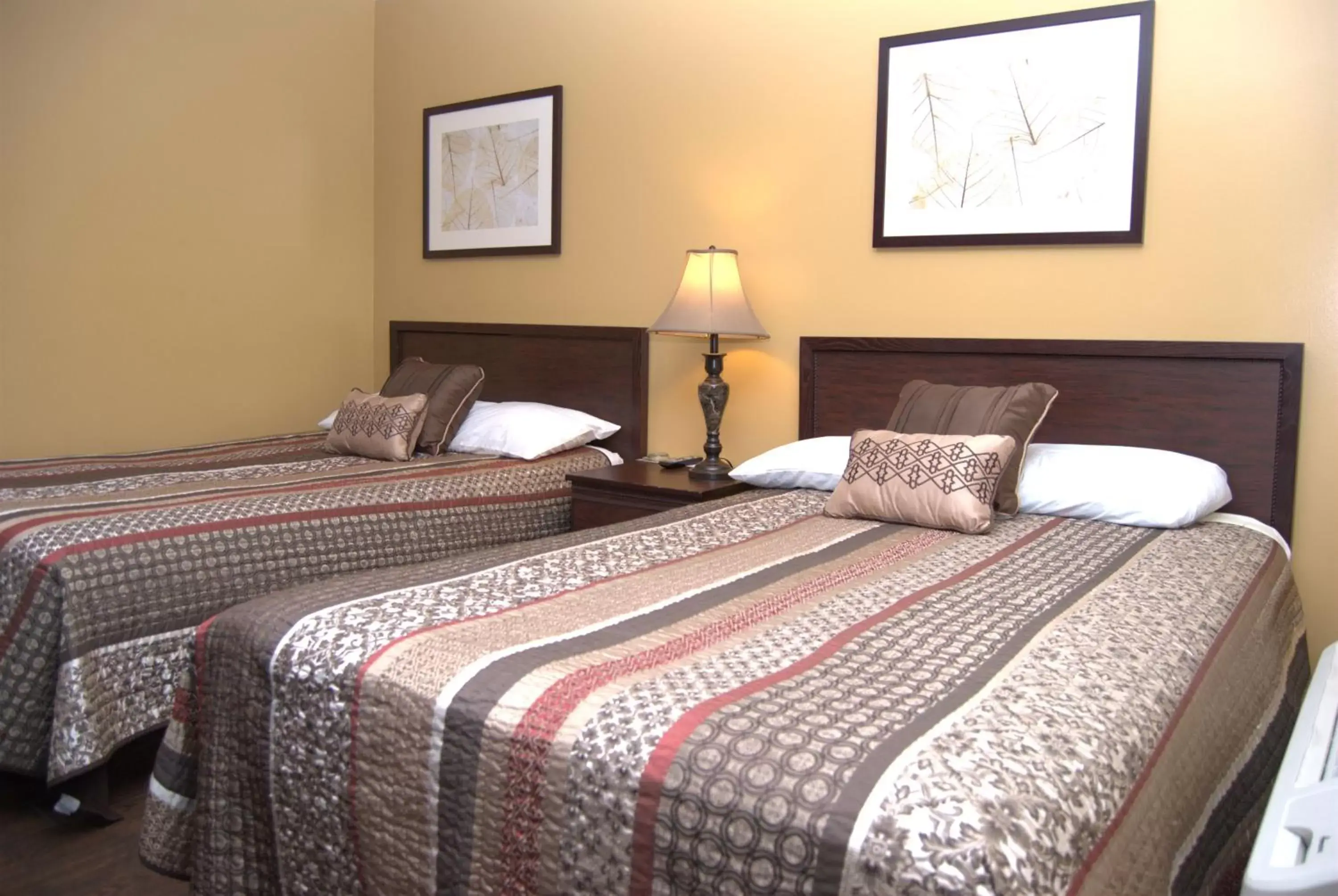 Two Double Beds with Exterior Door - Non-Smoking in Commodore Resort Two Double Beds with Exterior Door - Non-Smoking in Commodore Resort