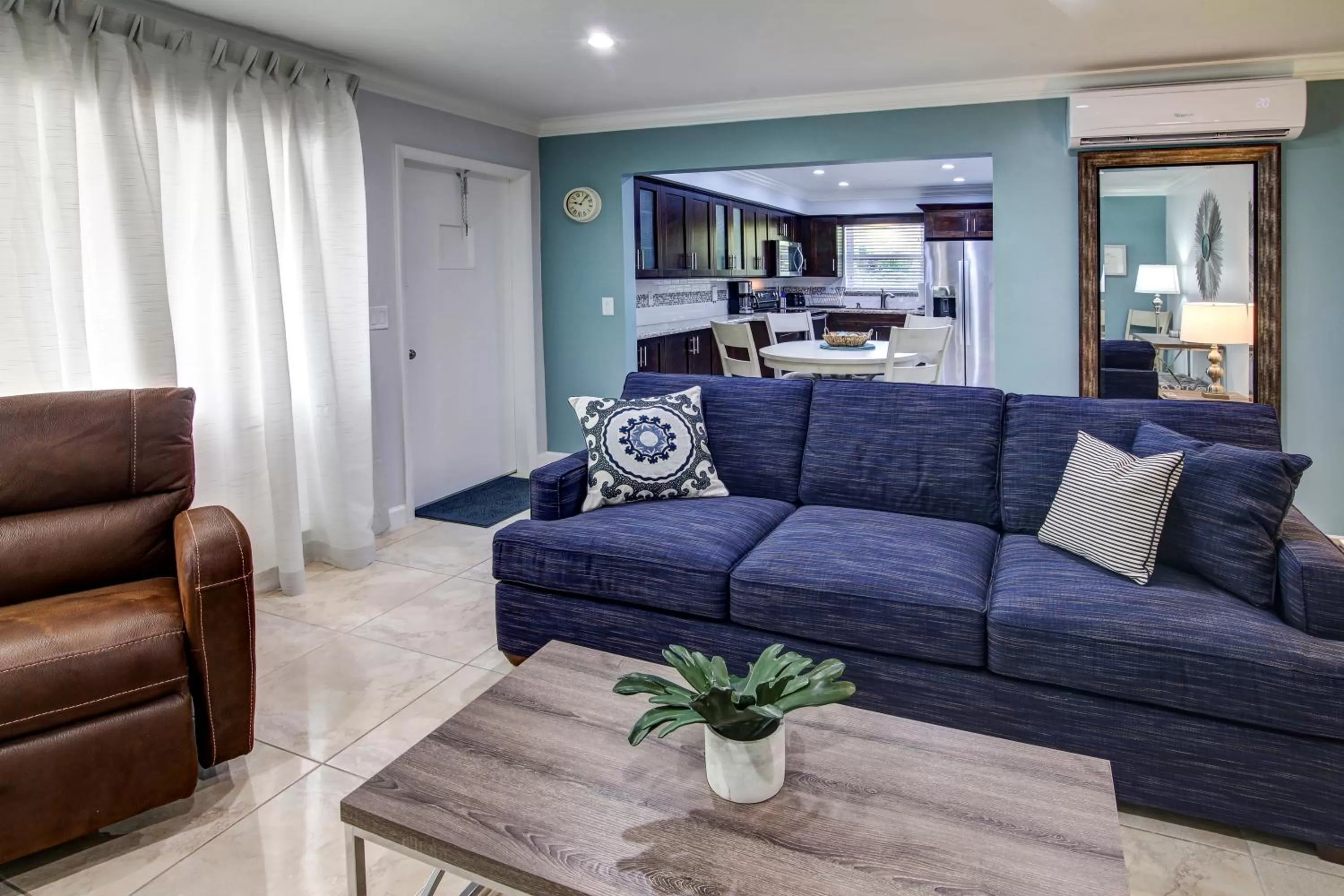 Living room in May-Dee Suites in Florida