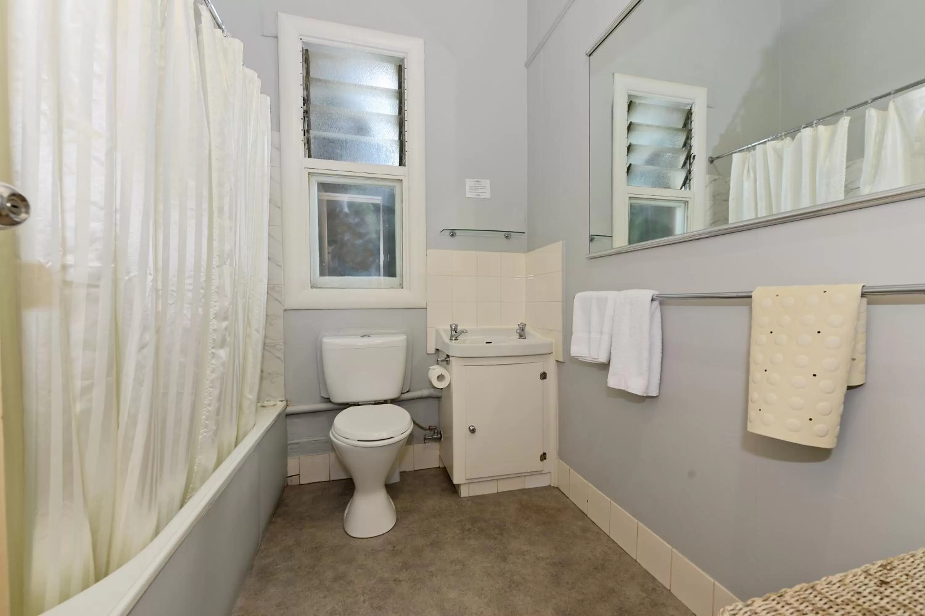 Bathroom in Edinburgh Gallery Bed & Breakfast