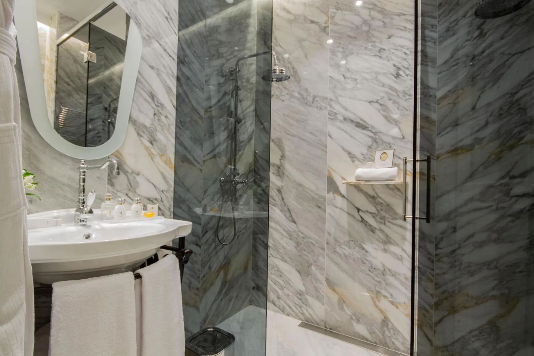 Bathroom in MYR Palacio Vallier