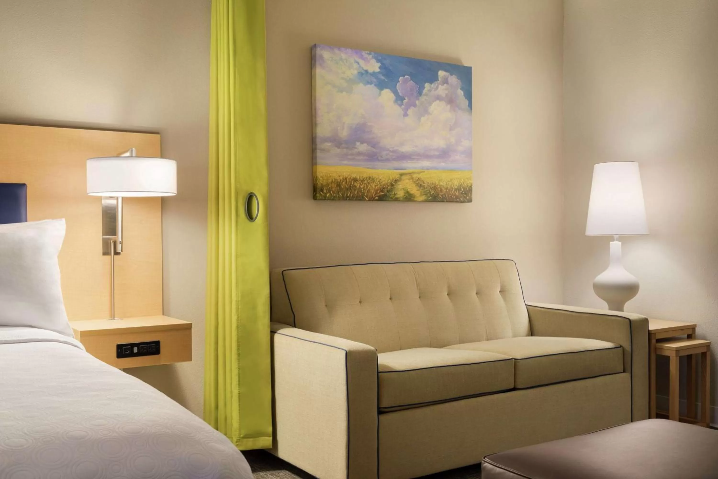 Living room, Bed in Home2 Suites By Hilton Leavenworth Downtown