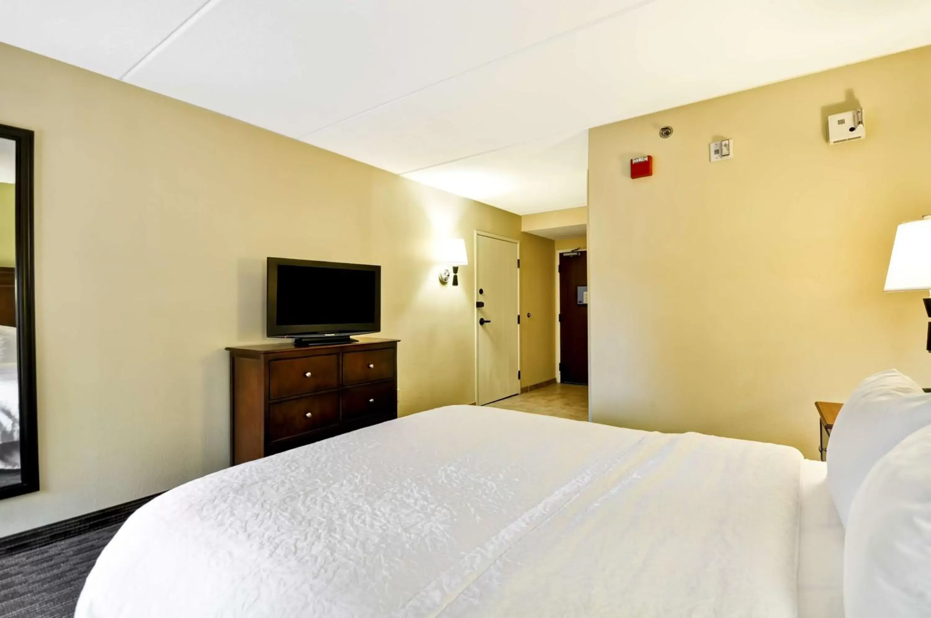 Queen Room with Roll In Shower - Disability Access Non-Smoking in Hampton Inn Cleveland-Westlake Queen Room with Roll In Shower - Disability Access Non-Smoking in Hampton Inn Cleveland-Westlake
