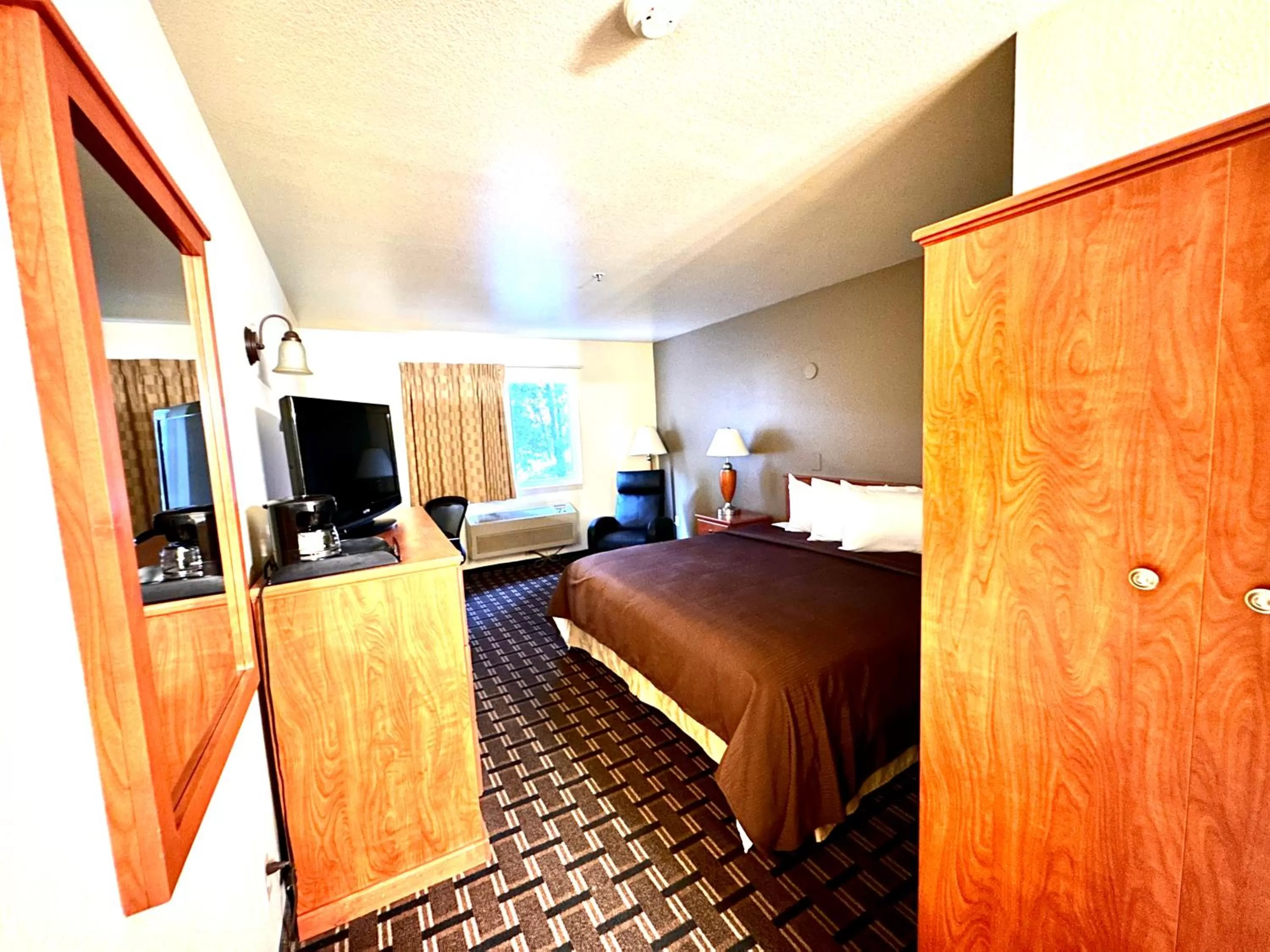 Bedroom, Bed in FairBridge Inn & Suites Kellogg