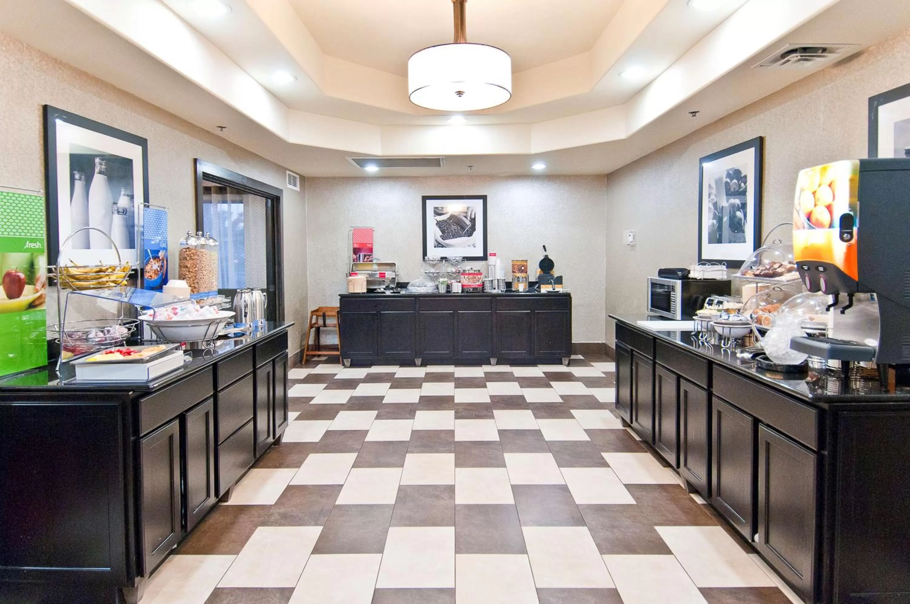 Dining area in Hampton Inn Maumelle