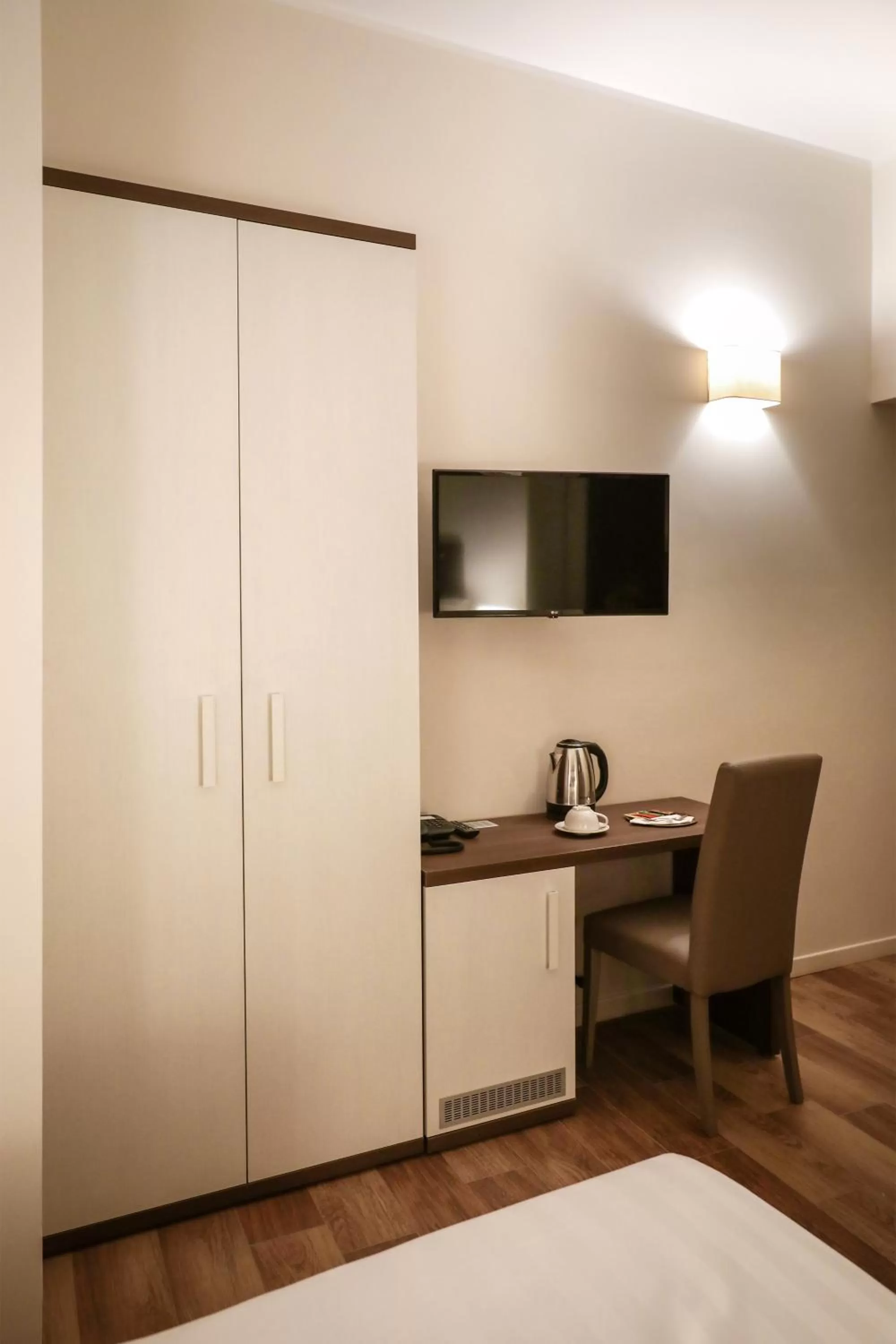 TV and multimedia, TV/Entertainment Center in Elegant Rooms Roma - Guest House