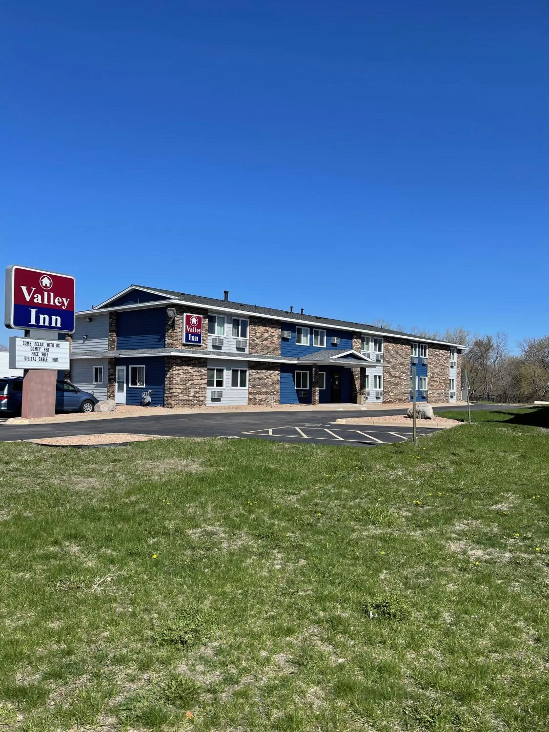 Property building in Valley Inn Shakopee