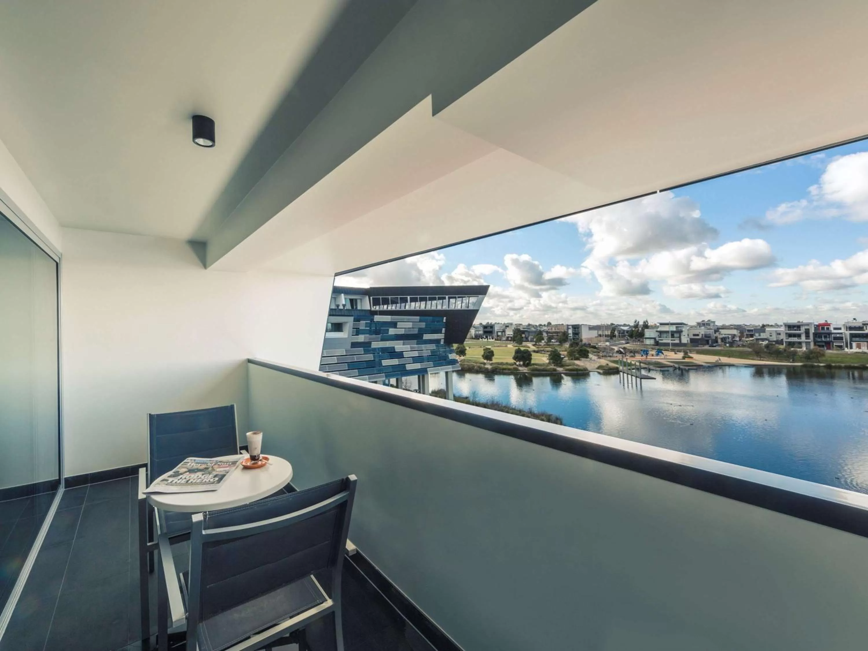 Standard Lake View Room with King Bed in Mercure Melbourne Caroline Springs