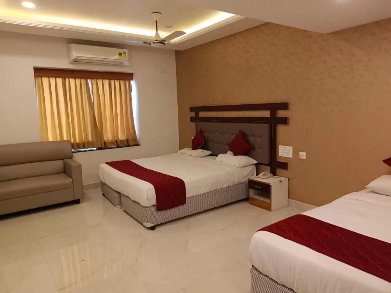 Bed in Hotel Woodside Prestige