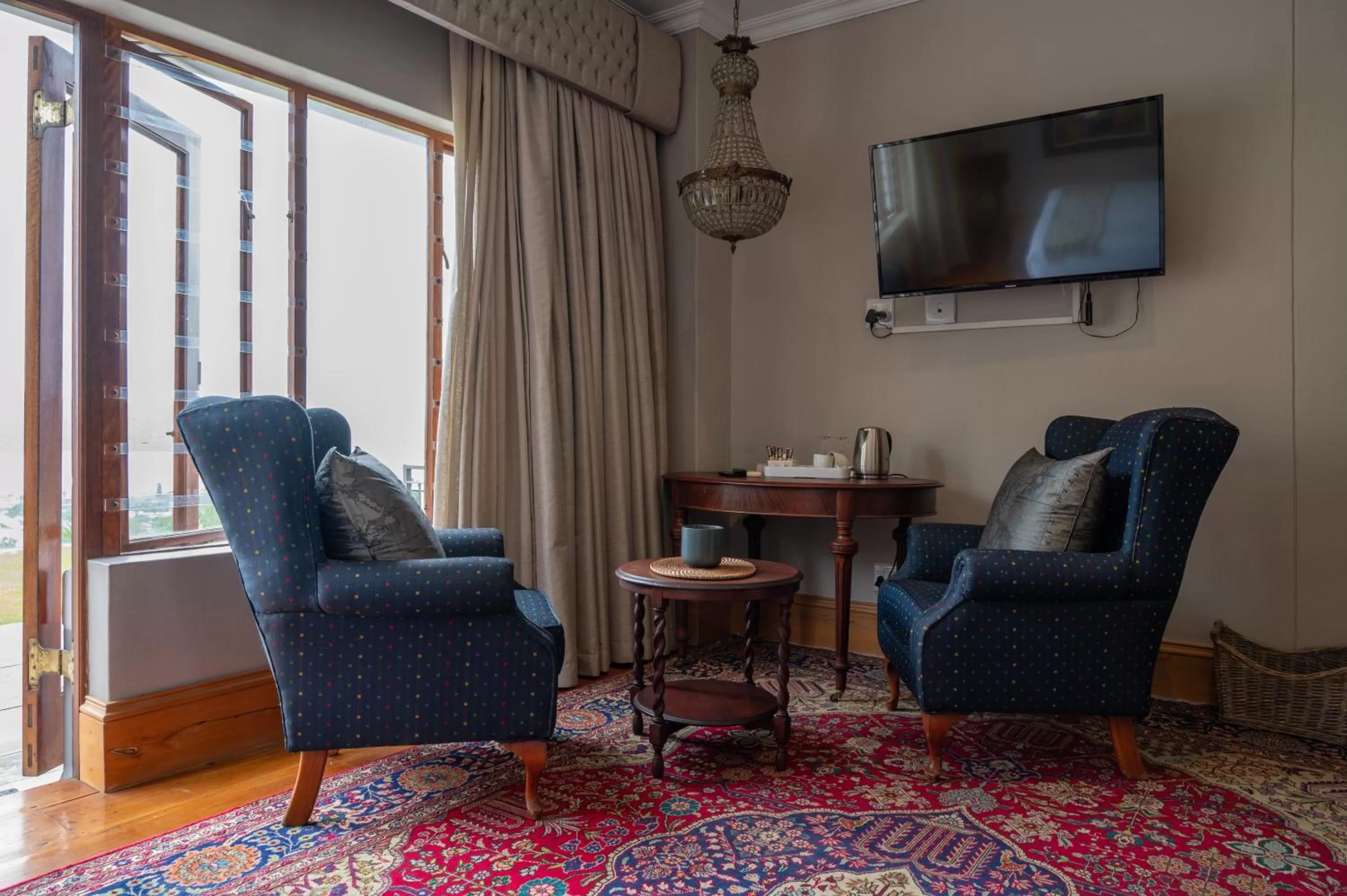 Seating area in Issaquena Heights Boutique Hotel