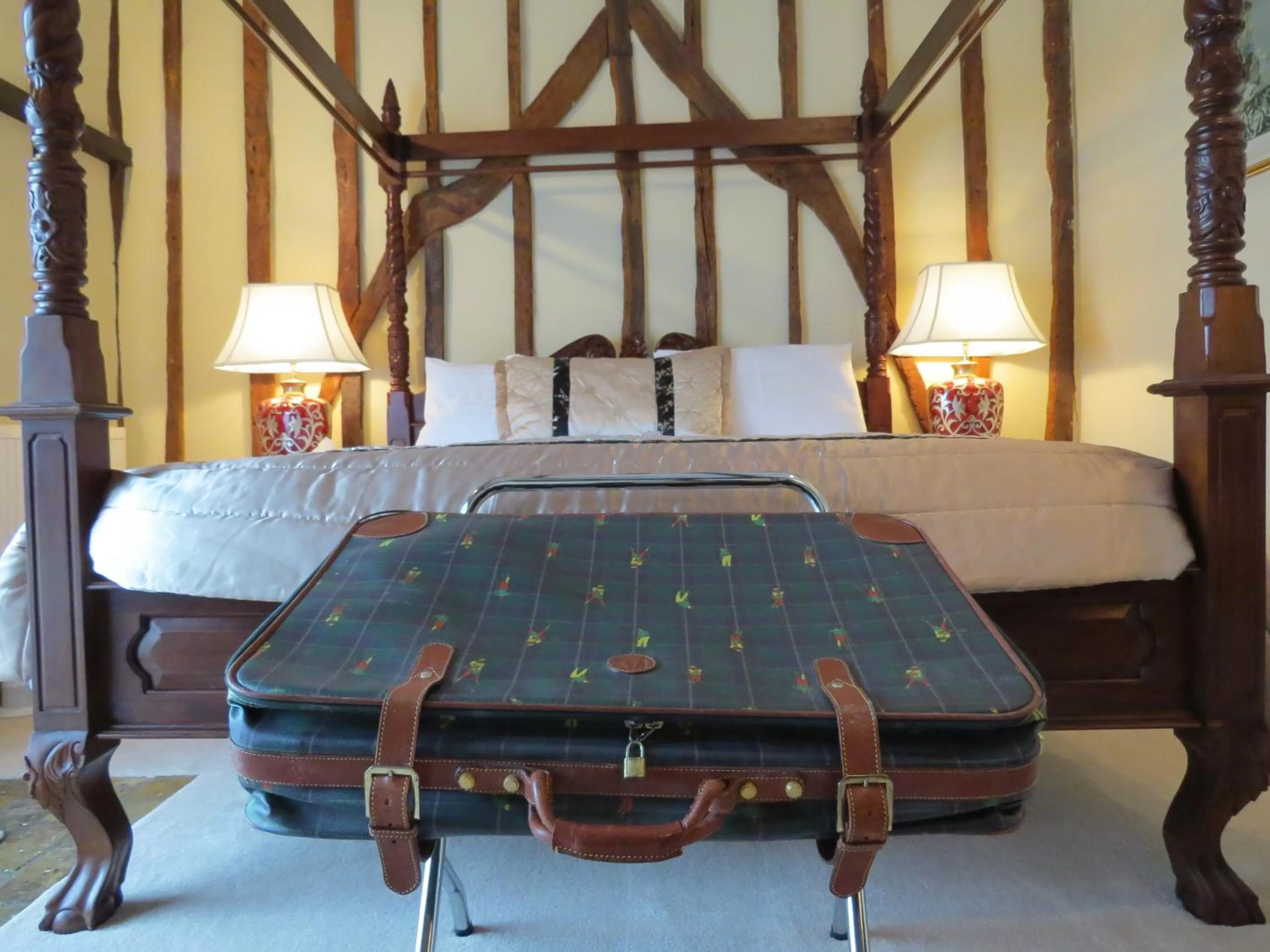 Bed in The Greyhound - Historic former Inn