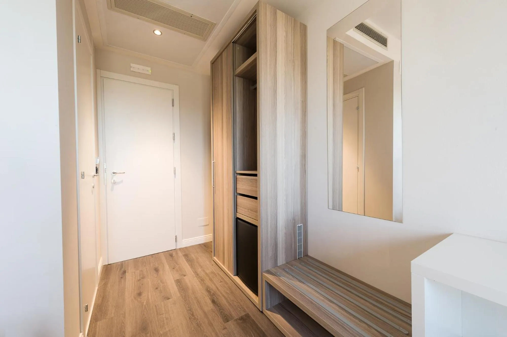 wardrobe, Bed in Hotel Garden Experience