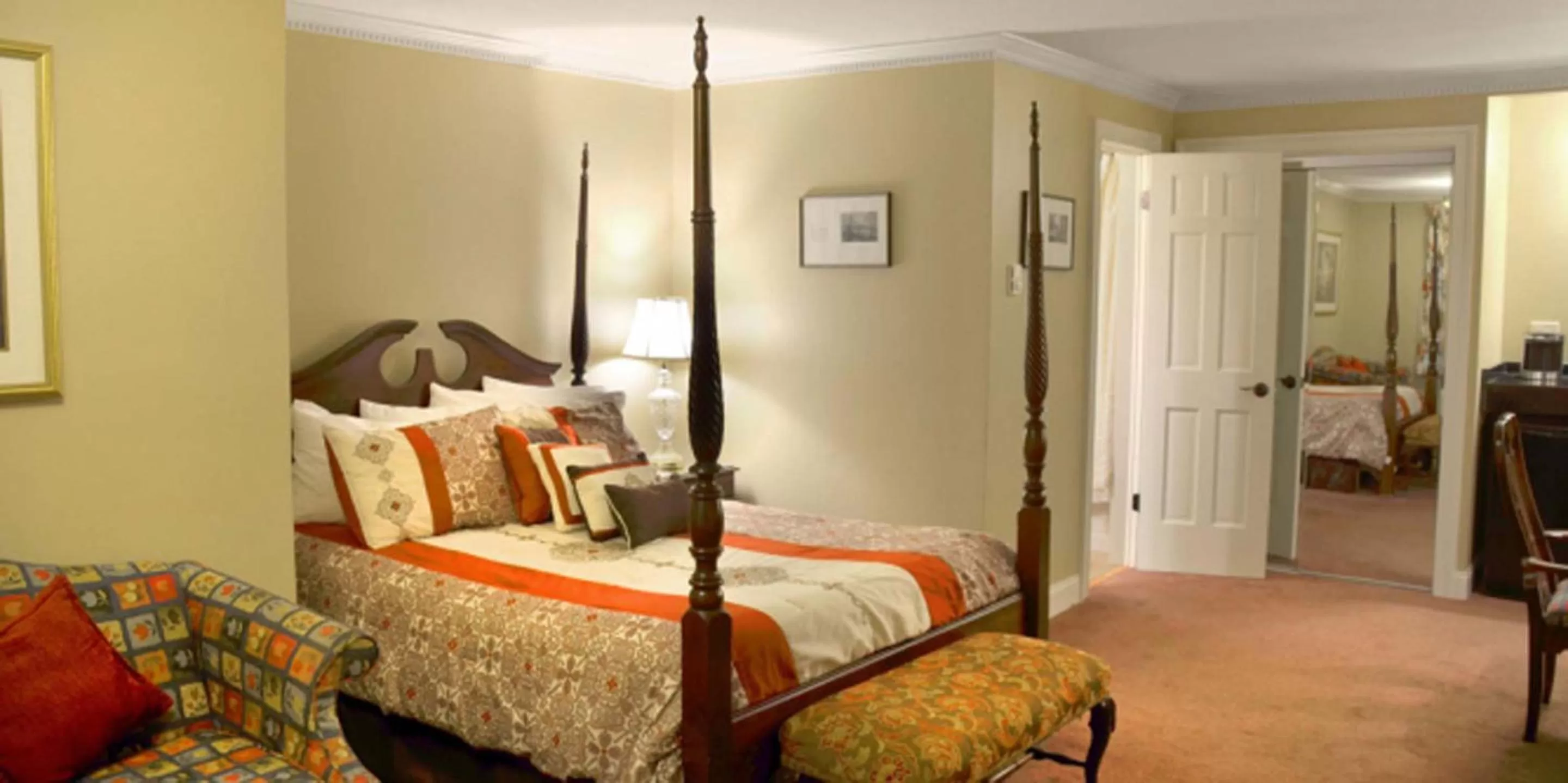 Bedroom, Bed in Red Coach Inn