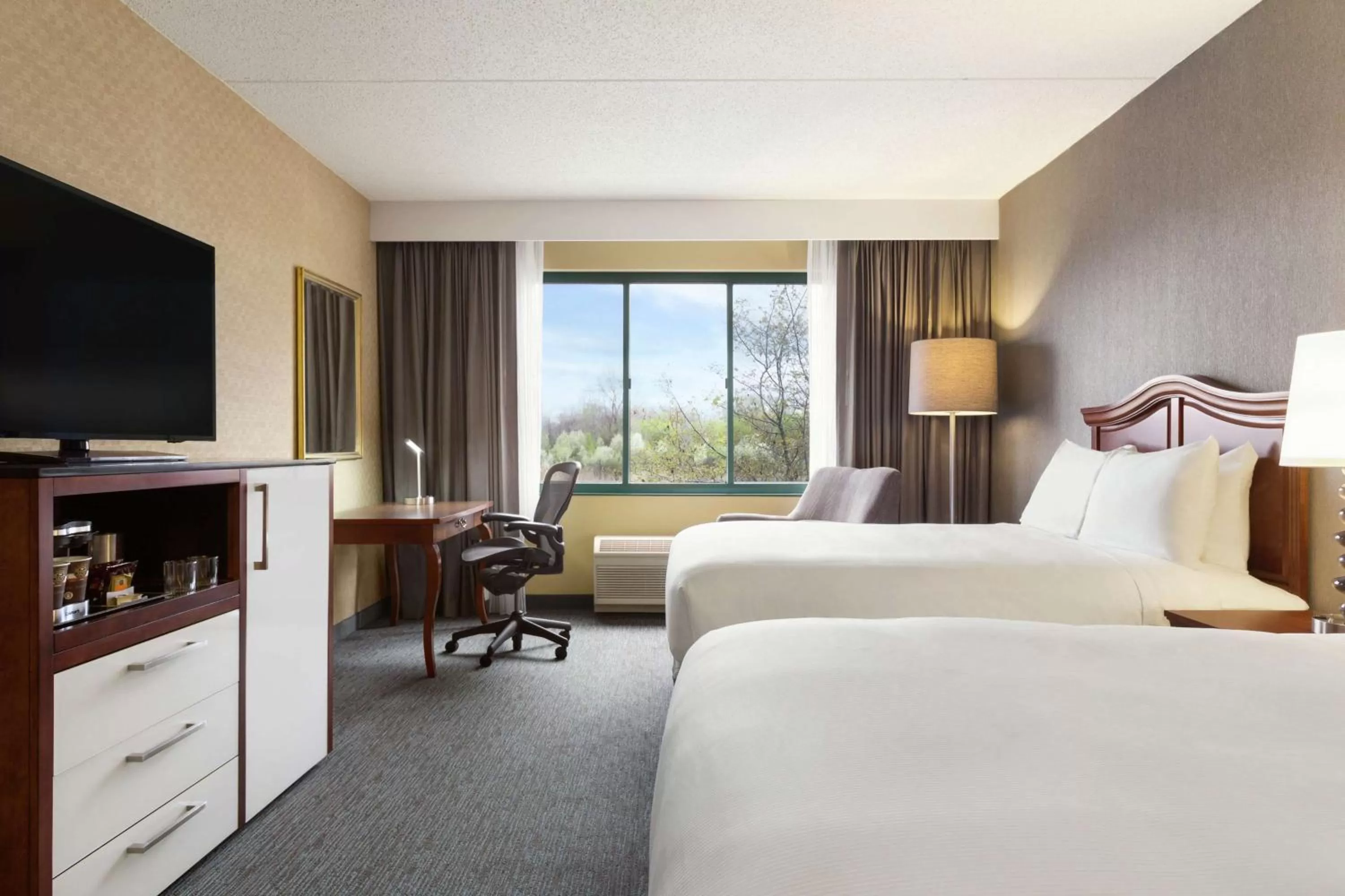 Bedroom, Bed in DoubleTree by Hilton Hotel Detroit Novi