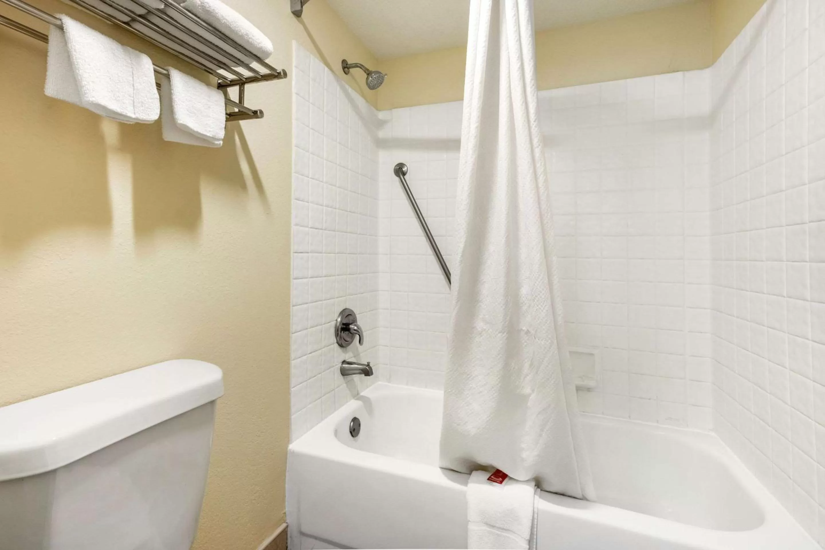 Photo of the whole room in Econo Lodge Chattanooga Northeast - Ooltewah