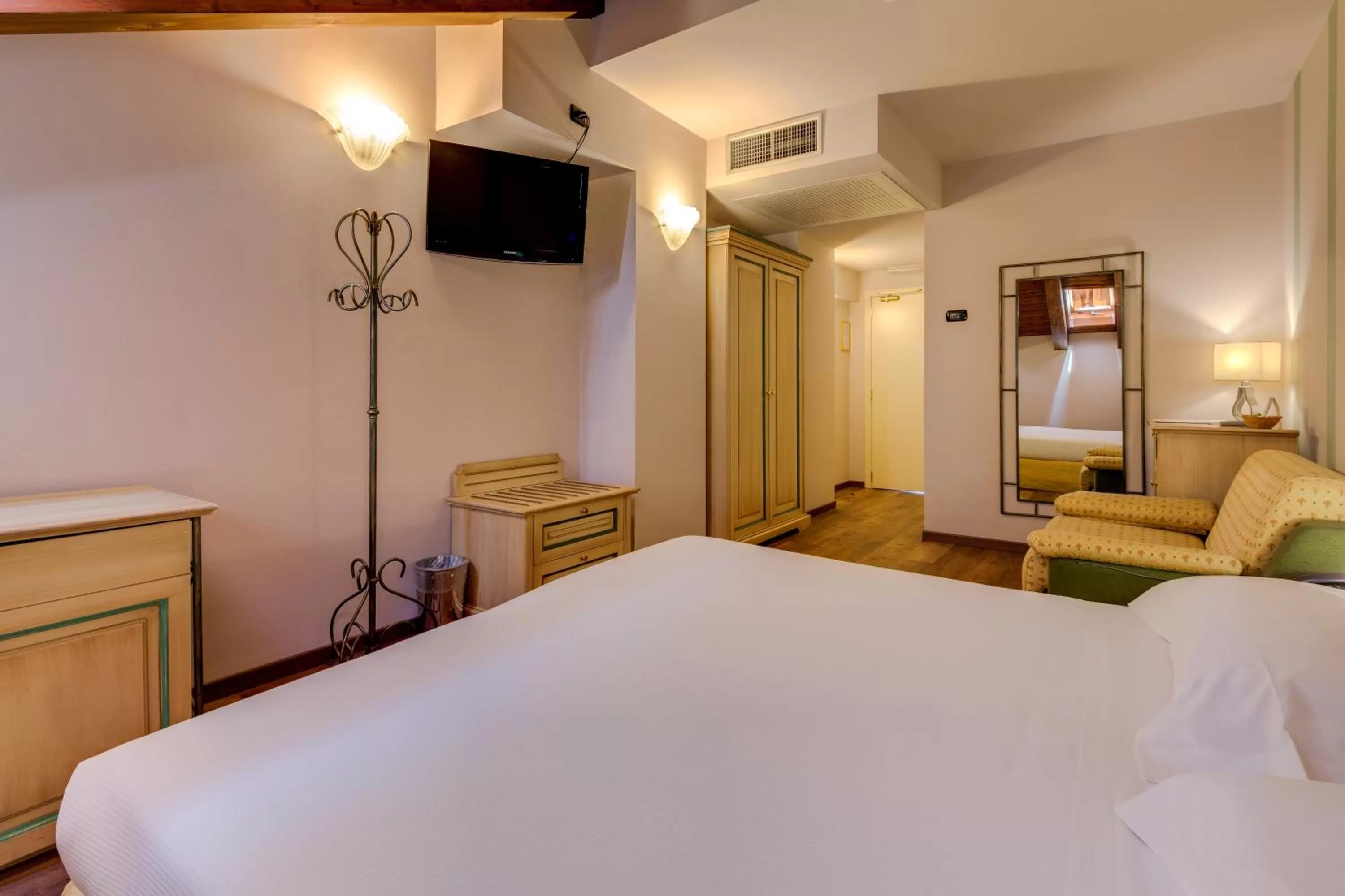 Photo of the whole room, Bed in Art & Hotel Aeroporto