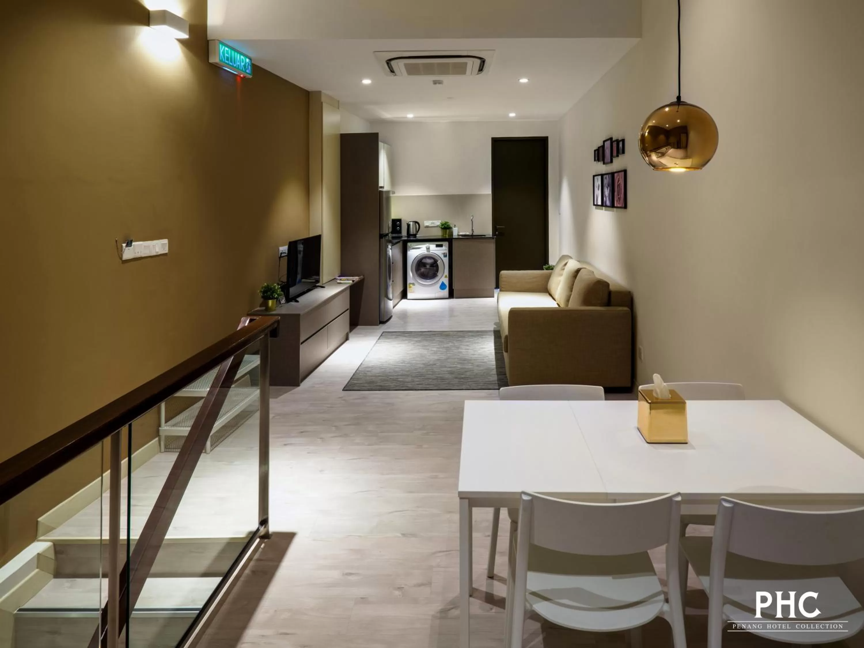 Dining area in Hutton Central Hotel Managed by The Ascott Limited