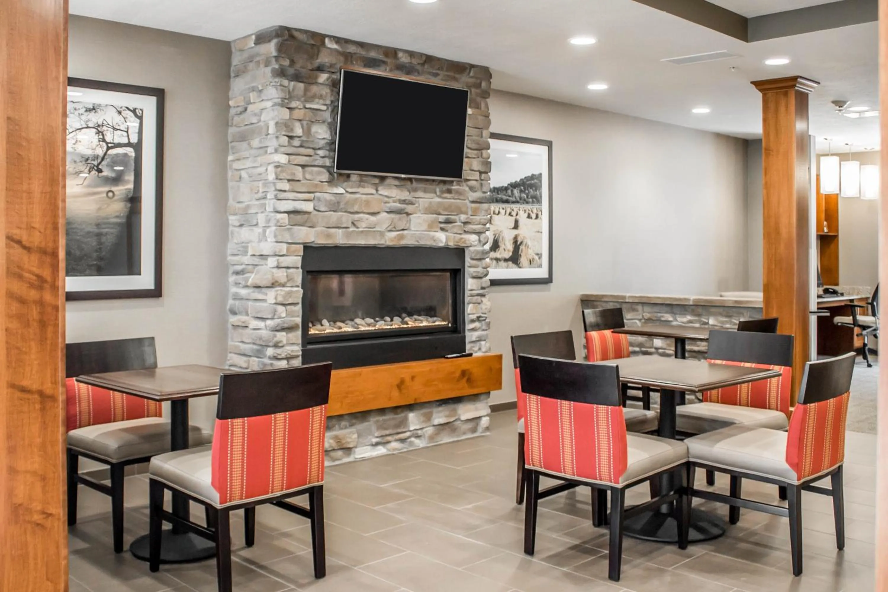 Dining area in Comfort Suites Hartville-North Canton
