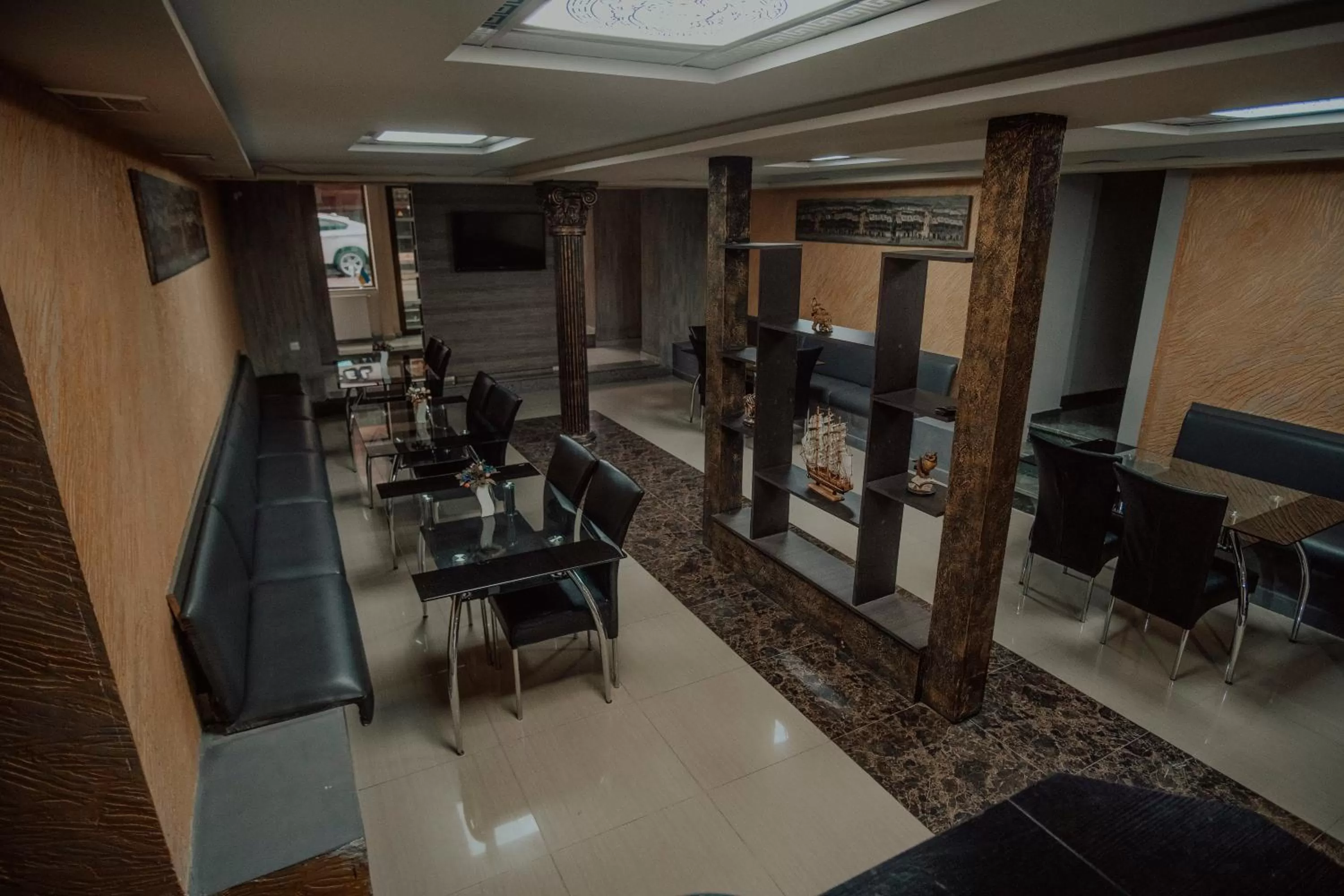 Restaurant/places to eat in Discovery Hotel