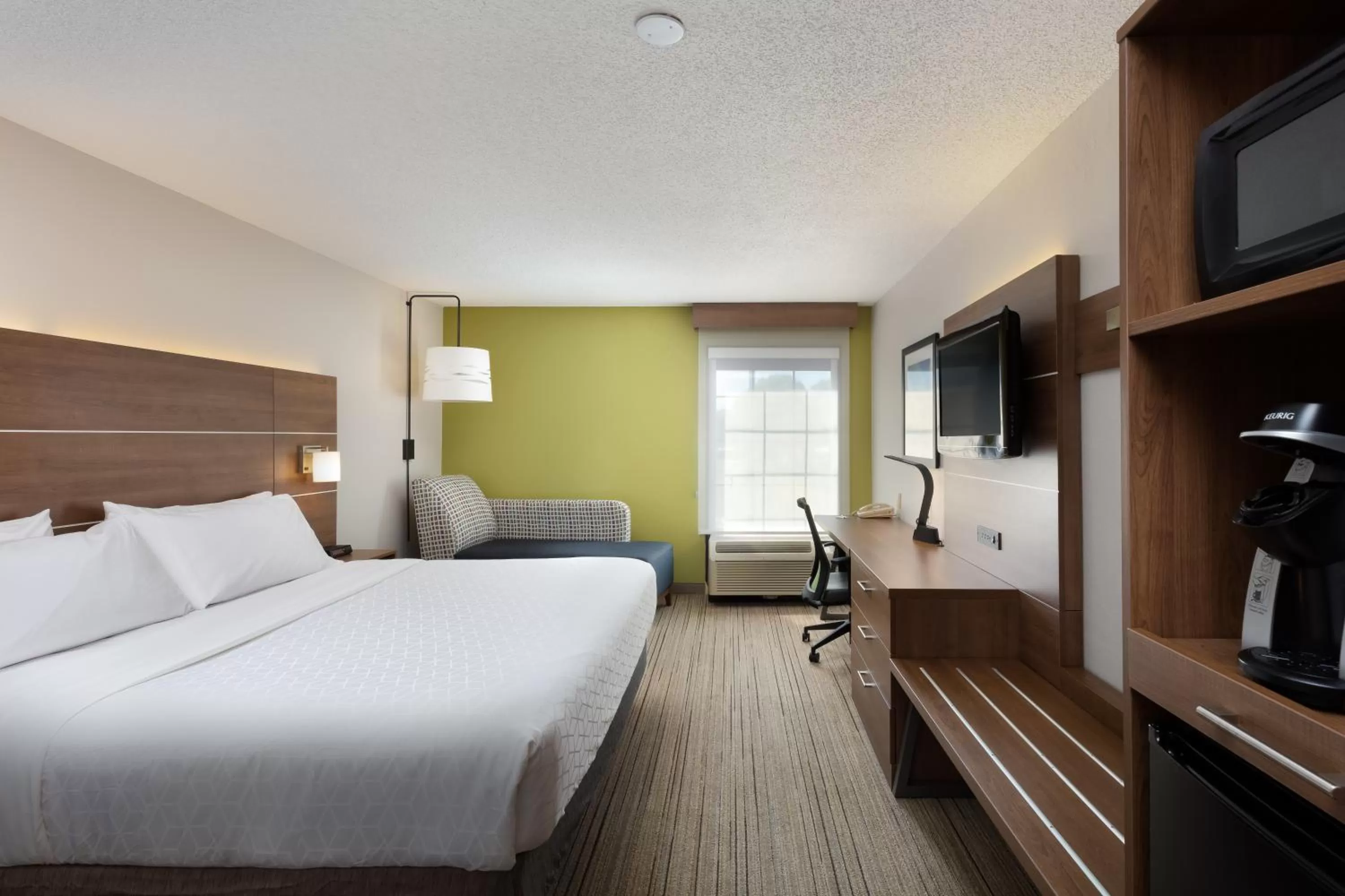 Photo of the whole room, Bed in Holiday Inn Express & Suites Milton East I-10 by IHG
