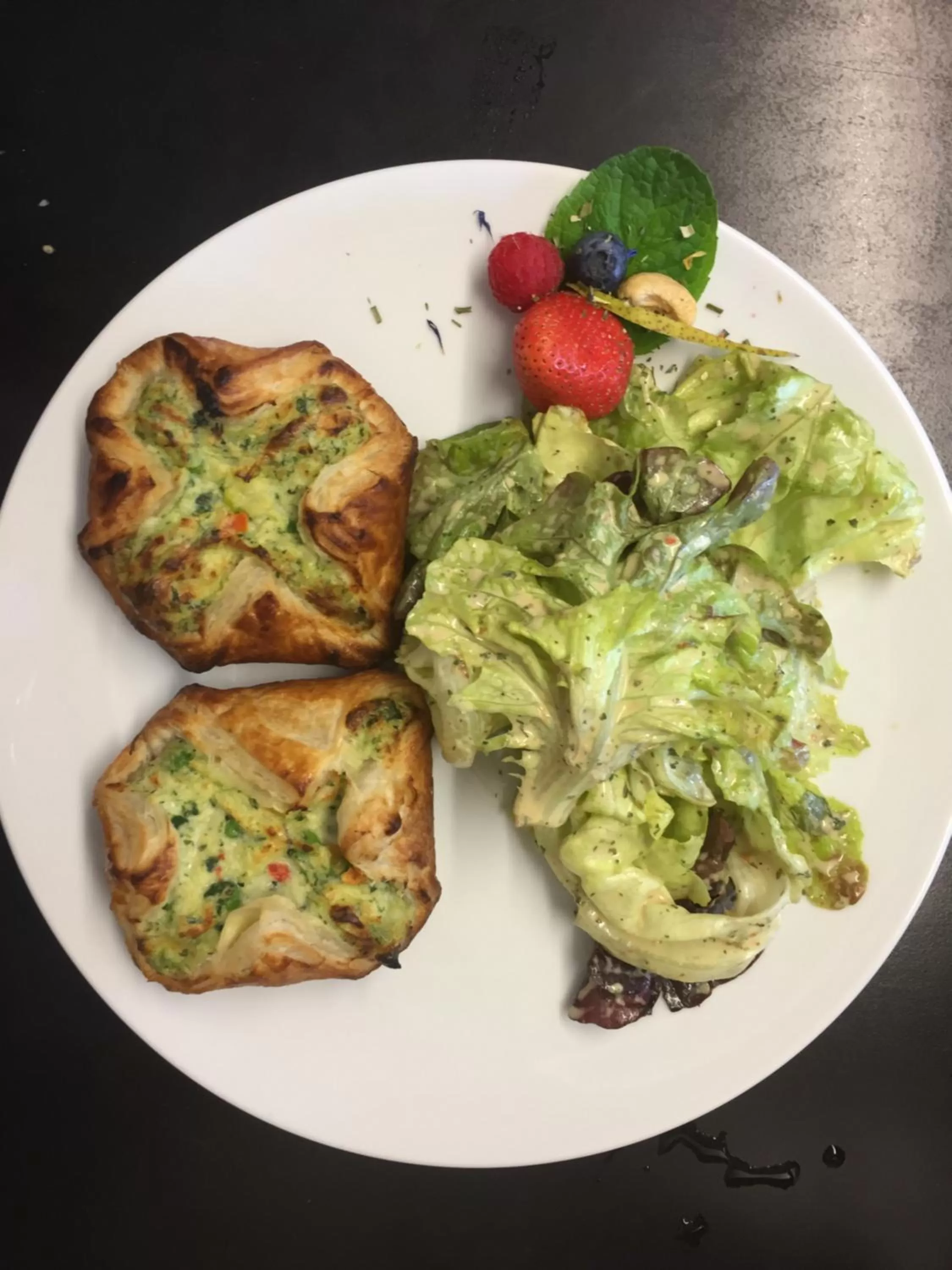 Lunch, Food in Landcafe mit Mini Hotel