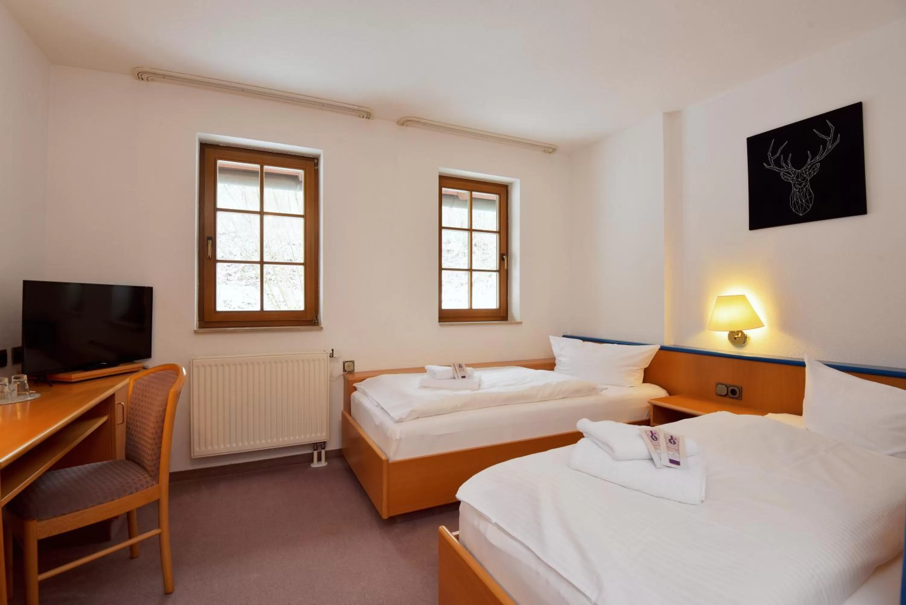 Bed in Landhotel Der Distelhof mit Scheunencafé
