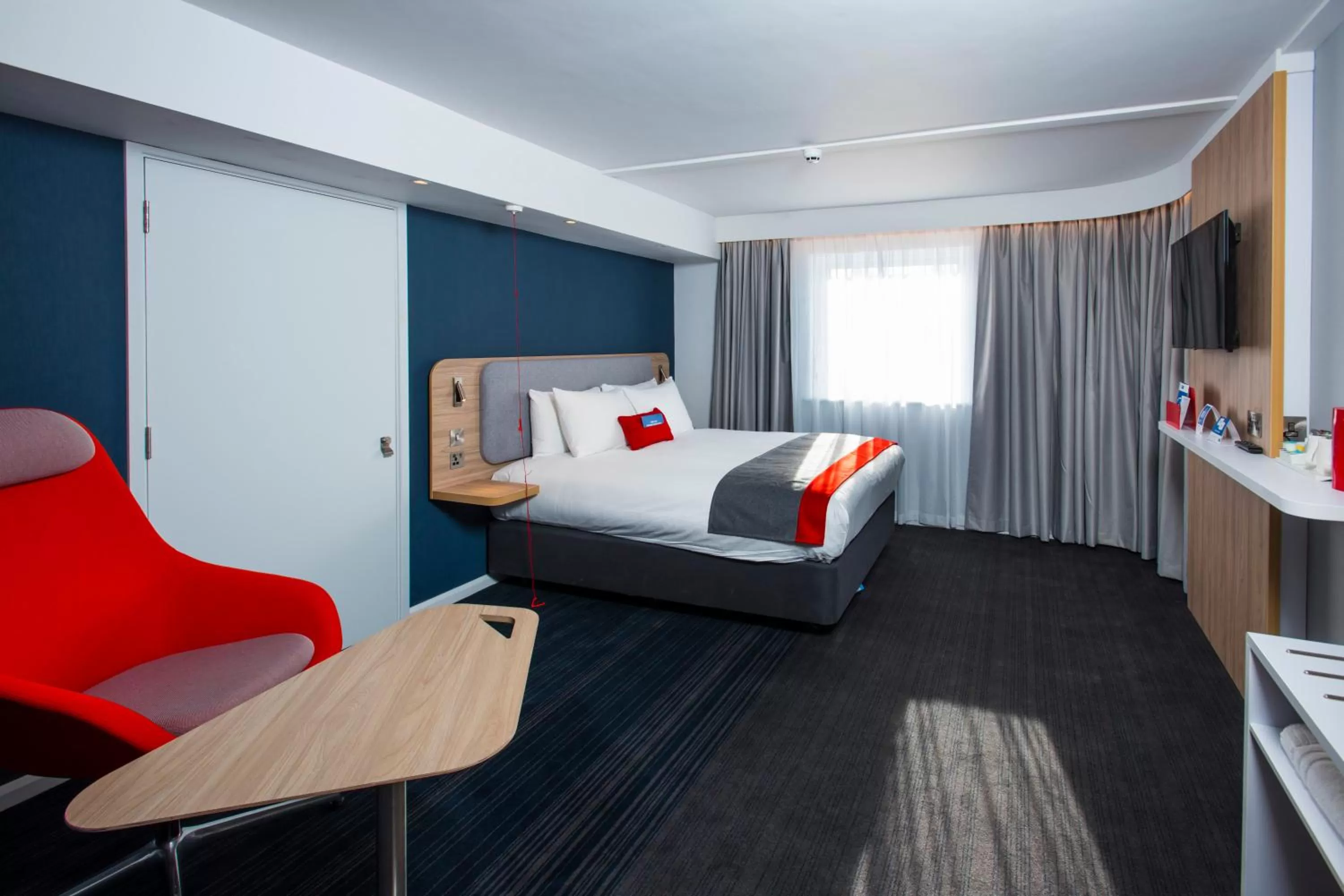 Photo of the whole room, Bed in Holiday Inn Express Portsmouth – North by IHG