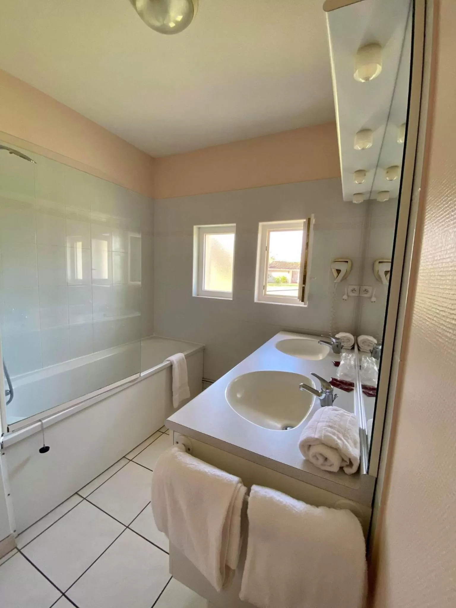 Bathroom, Bed in Hotel Restaurant La Dame du Lac