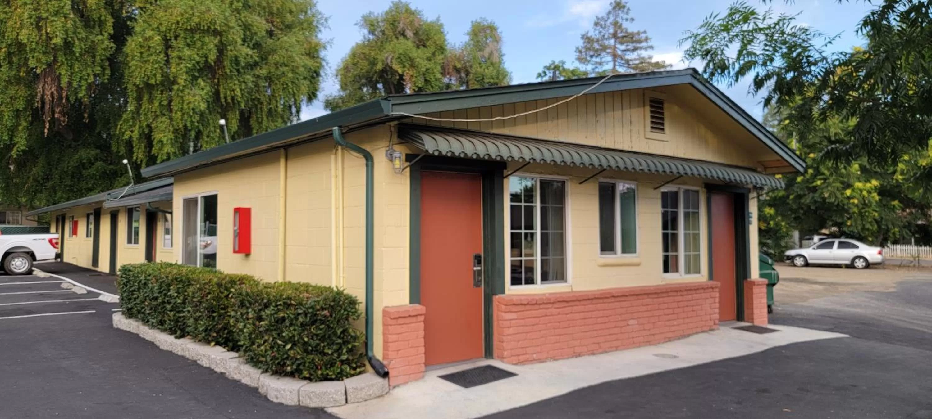 Property building in Lakeview Inn