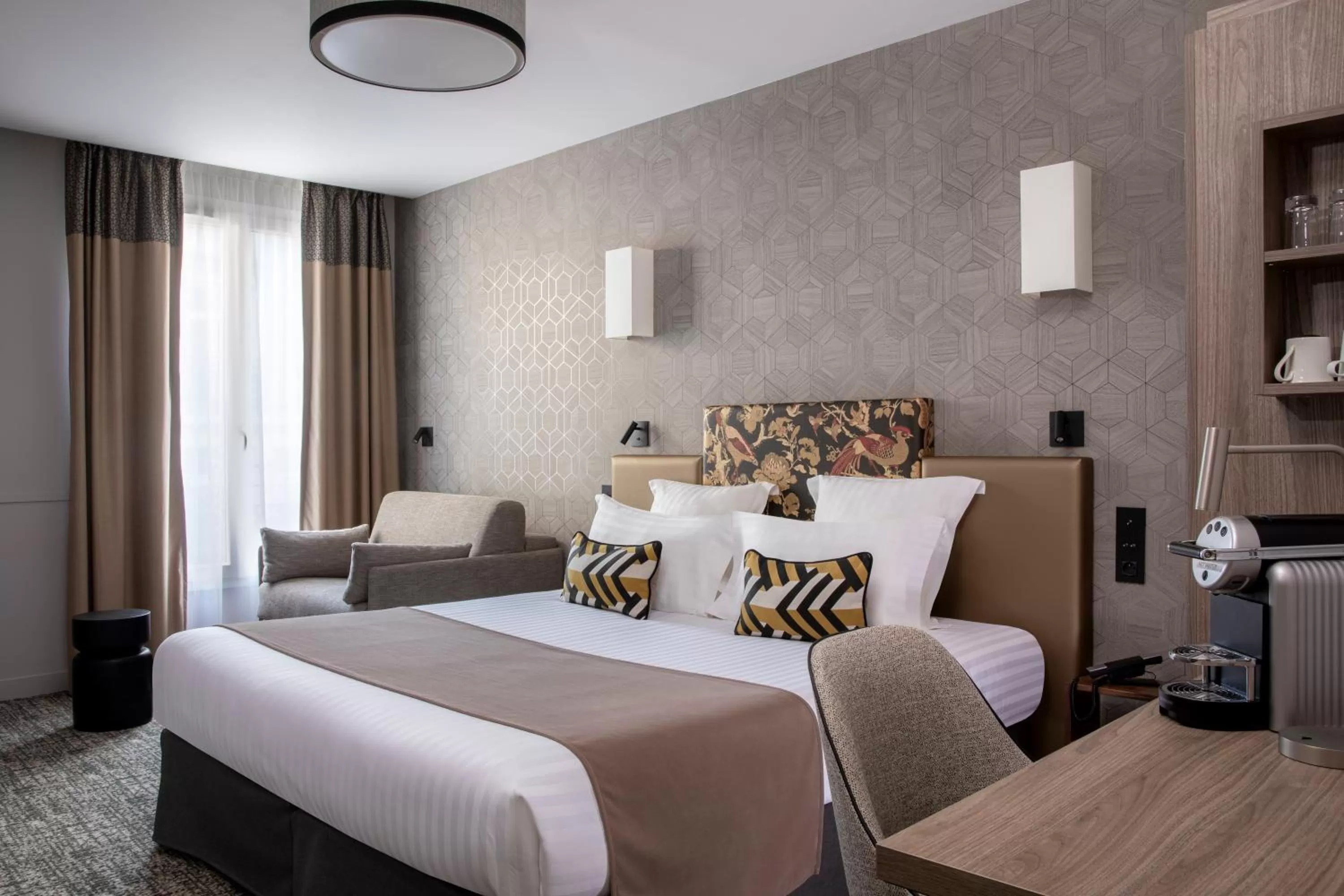 Photo of the whole room, Bed in Daunou Opéra